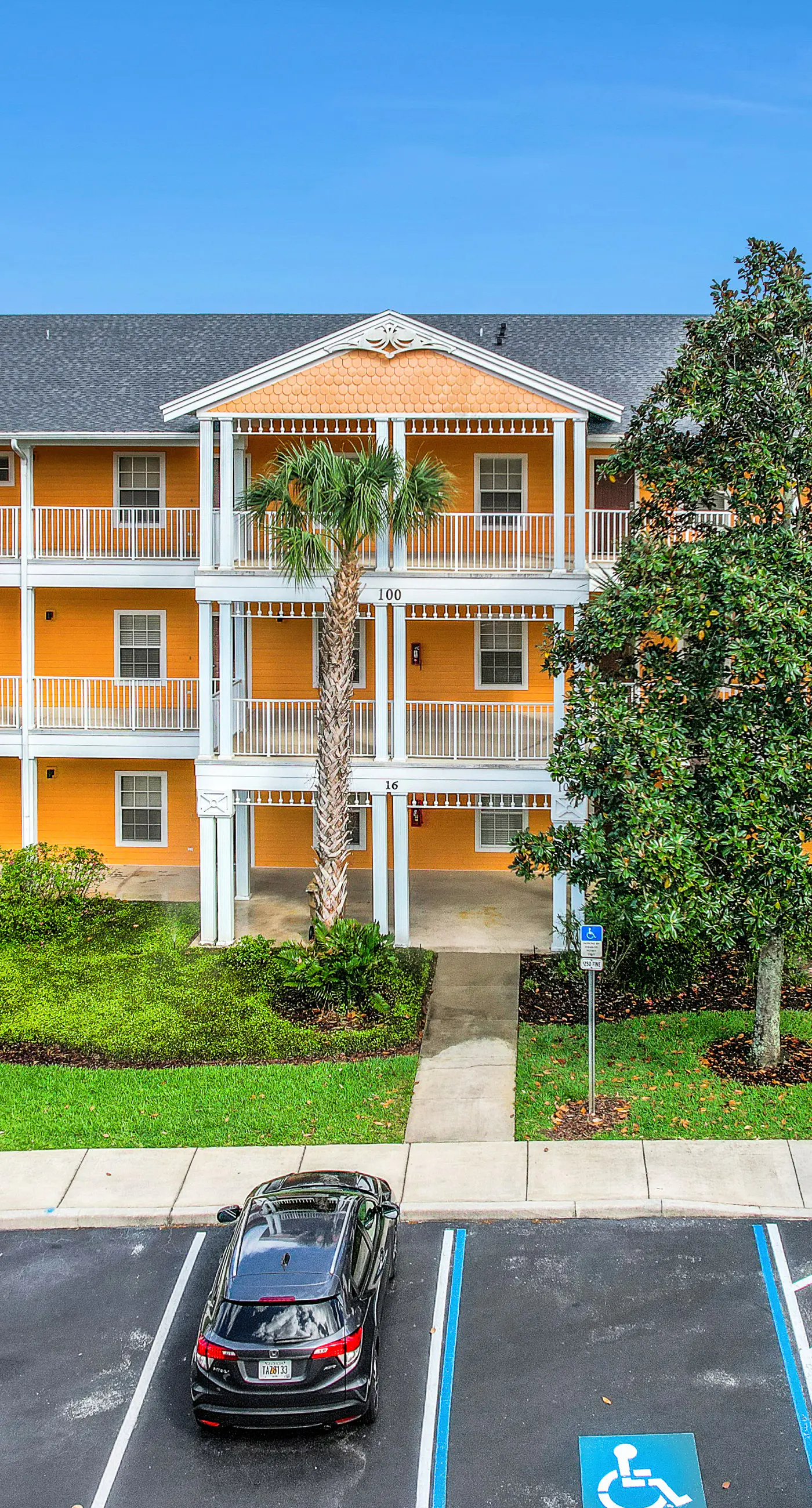Exclusive 3BR with lakeview & 4 pools