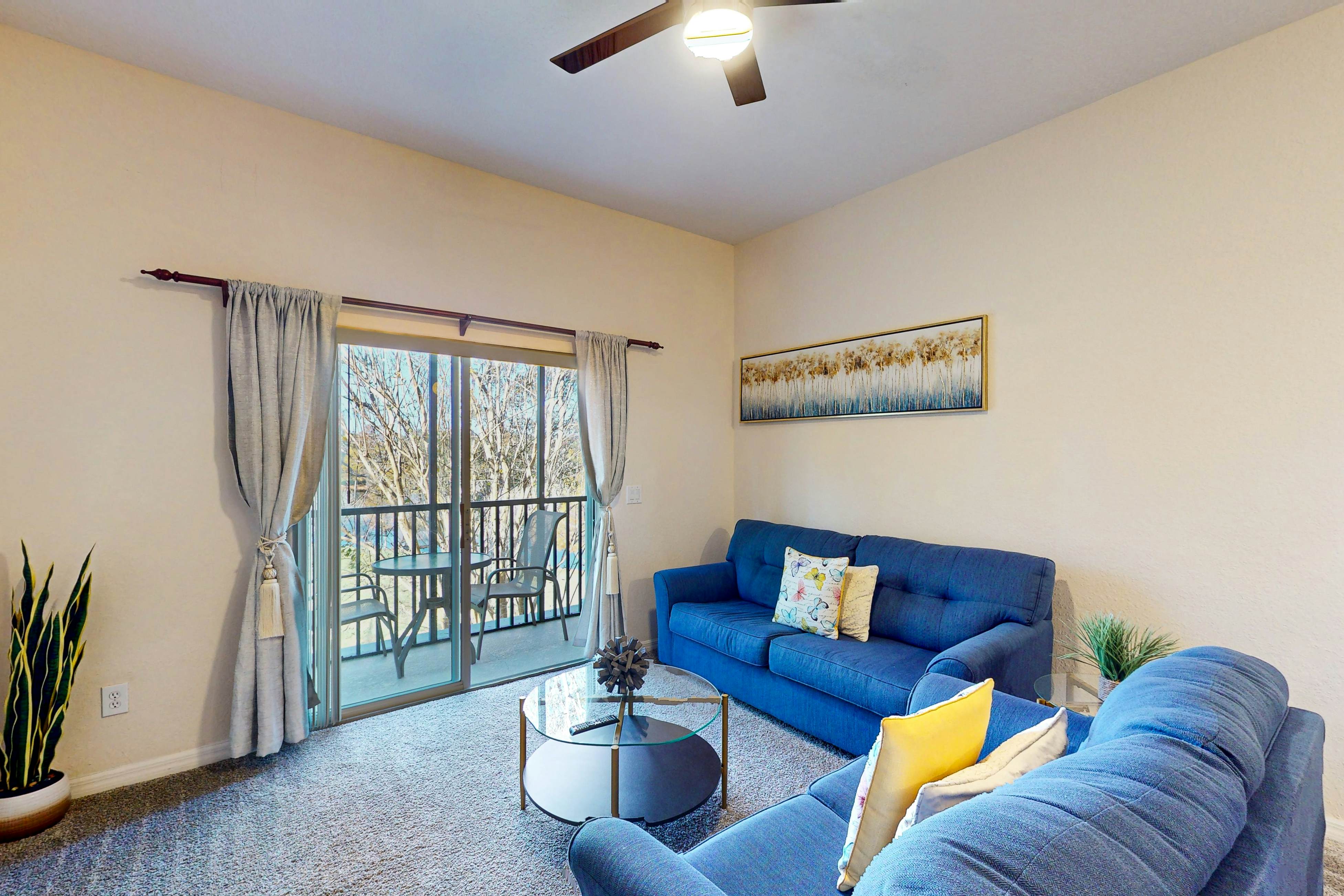 Comfortable condo with balcony, fast WiFi, AC, W/D, pools, hot tub & tennis
