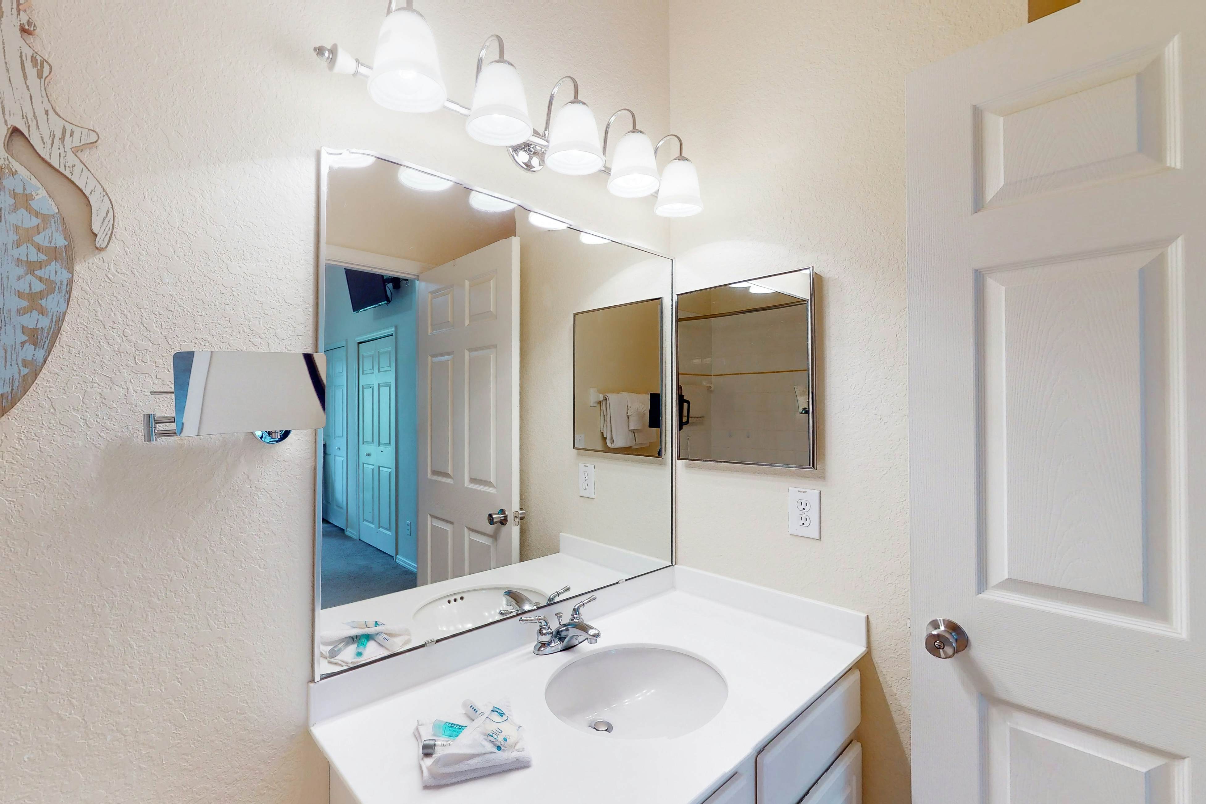 Bahama Bay Resort penthouse condo - lakefront, near Disney & other Orlando parks