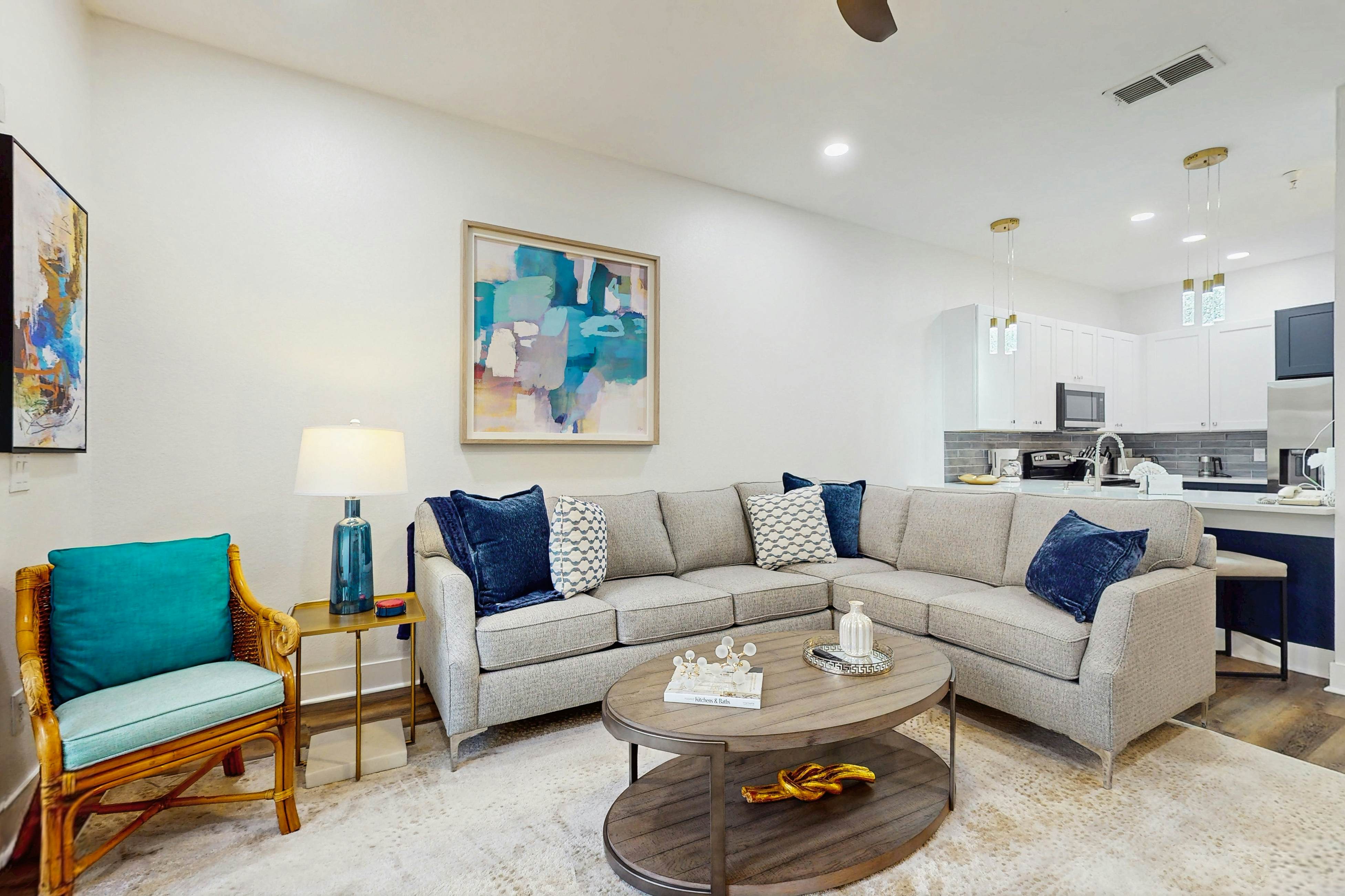 Charming Condo - 1st floor w/ pools, hot tub, beach, & fitness center