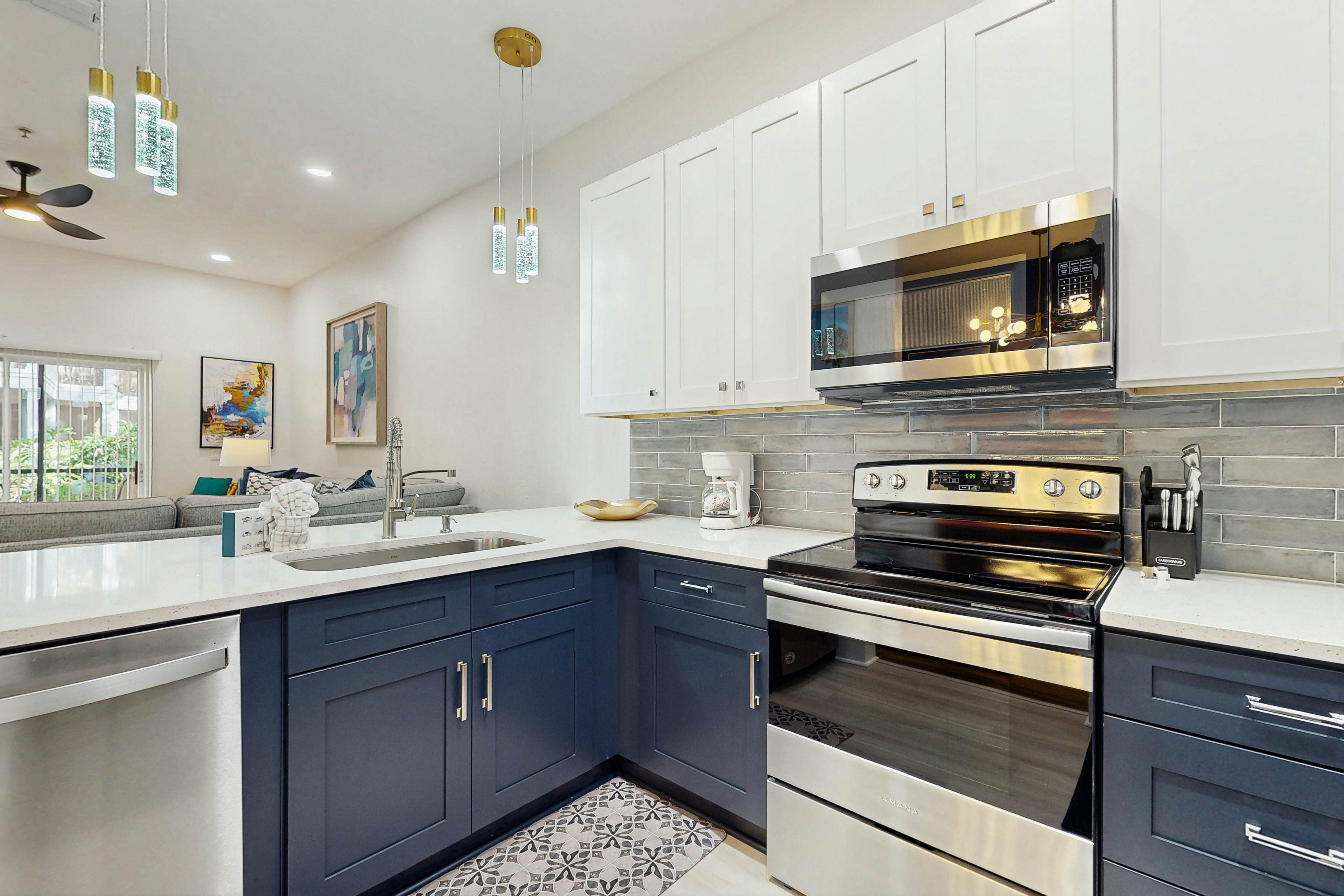 Charming Condo - 1st floor w/ pools, hot tub, beach, & fitness center