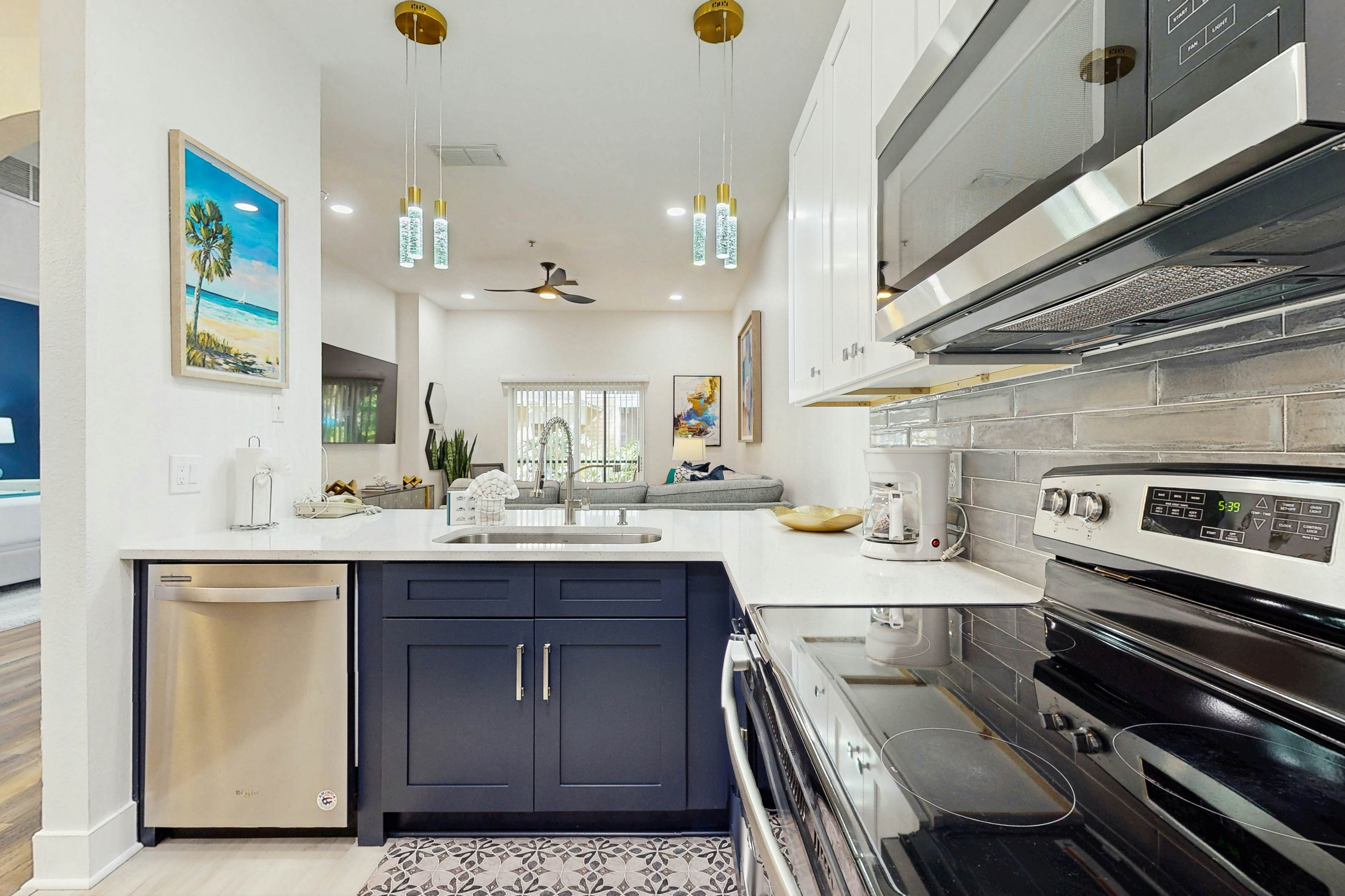 Charming Condo - 1st floor w/ pools, hot tub, beach, & fitness center