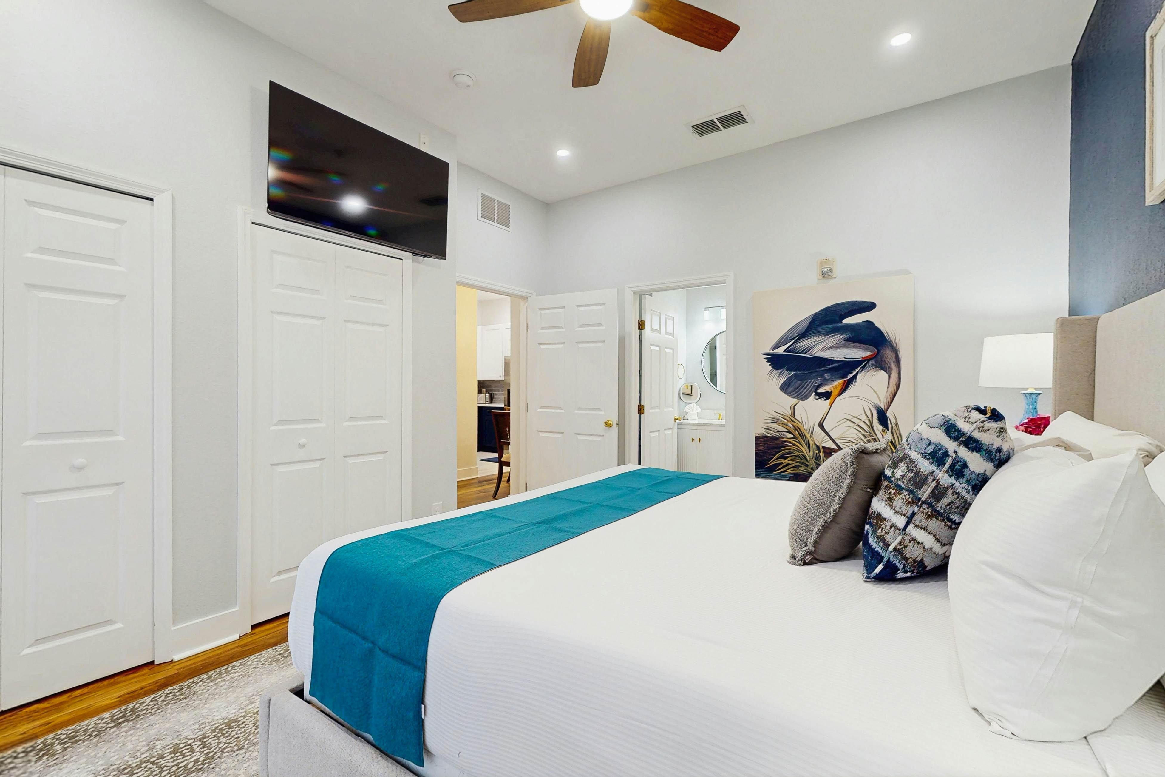 Charming Condo - 1st floor w/ pools, hot tub, beach, & fitness center