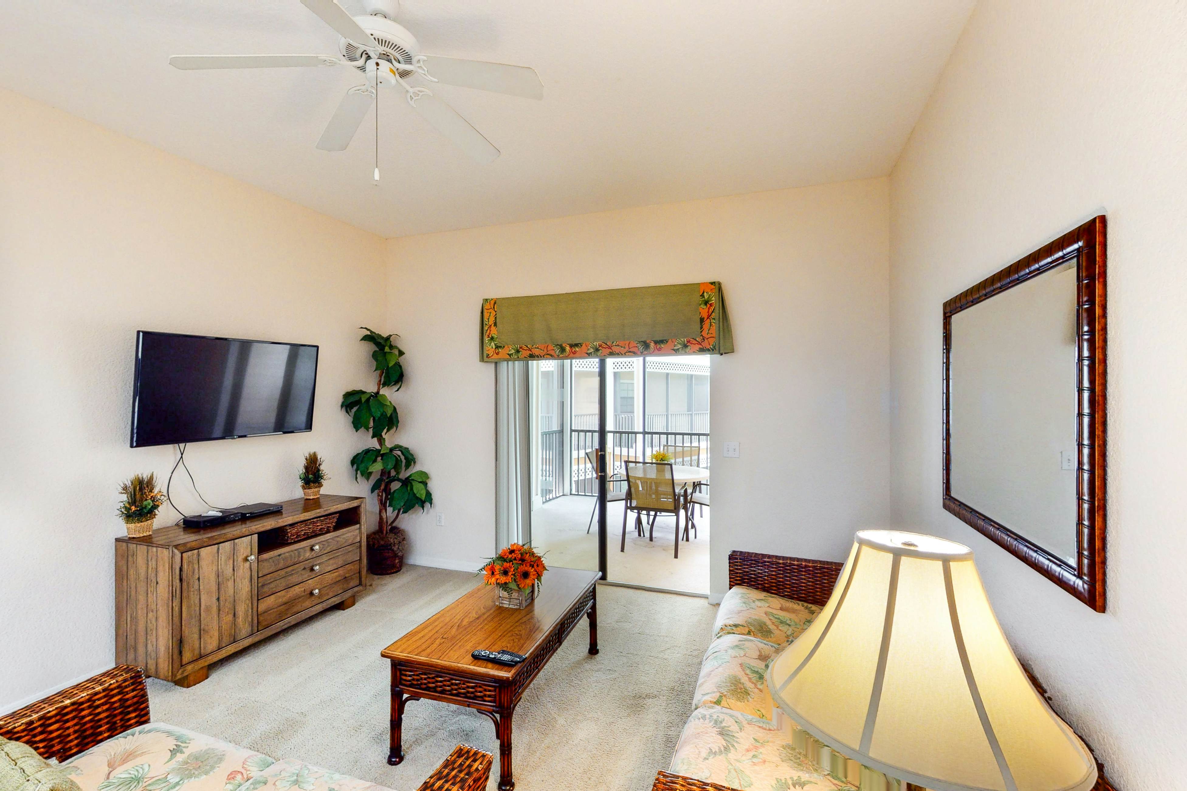 2nd floor condo w/ balcony, shared pools, hot tub, sauna, gym, near theme parks