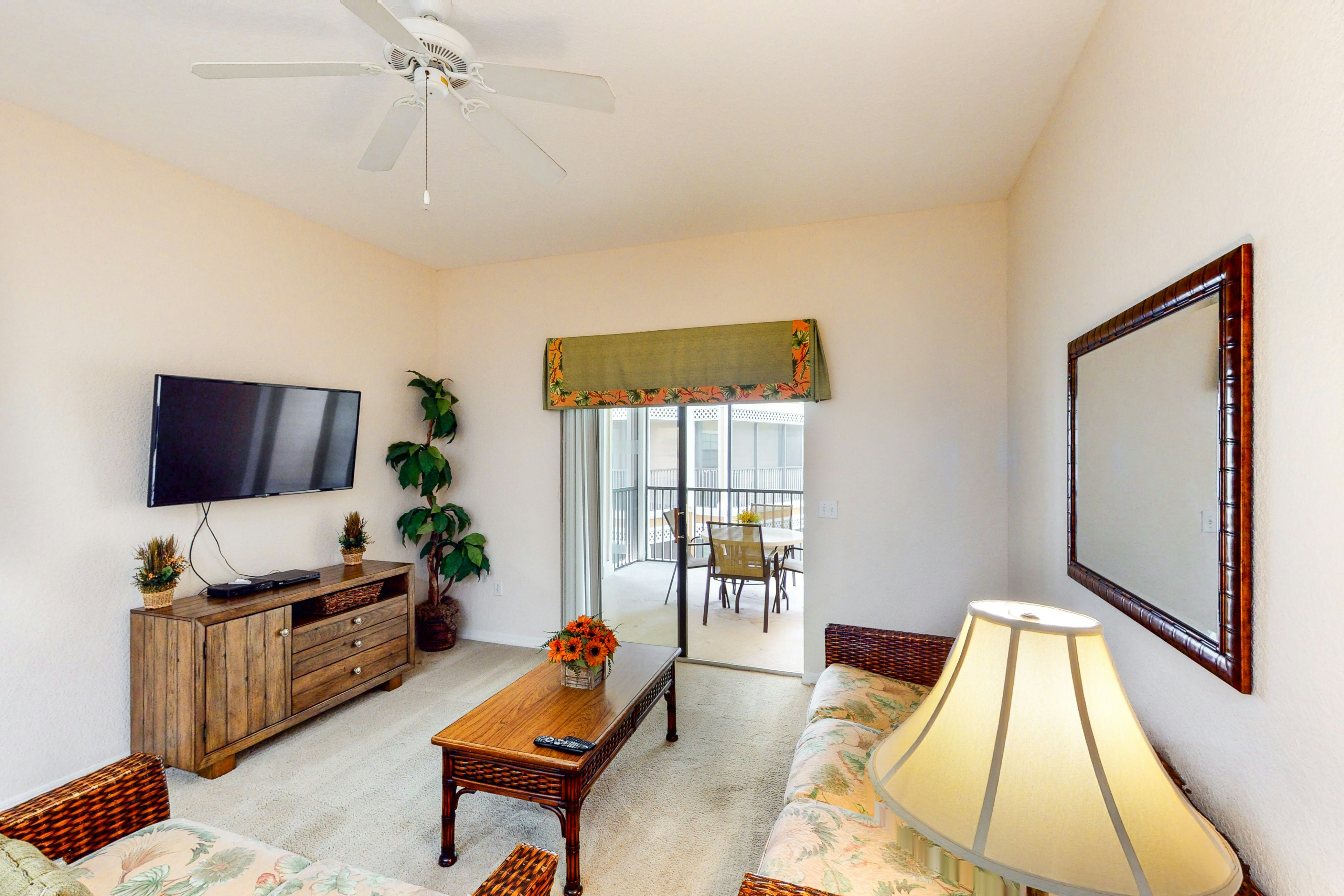 2nd floor condo w/ balcony, shared pools, hot tub, sauna, gym, near theme parks