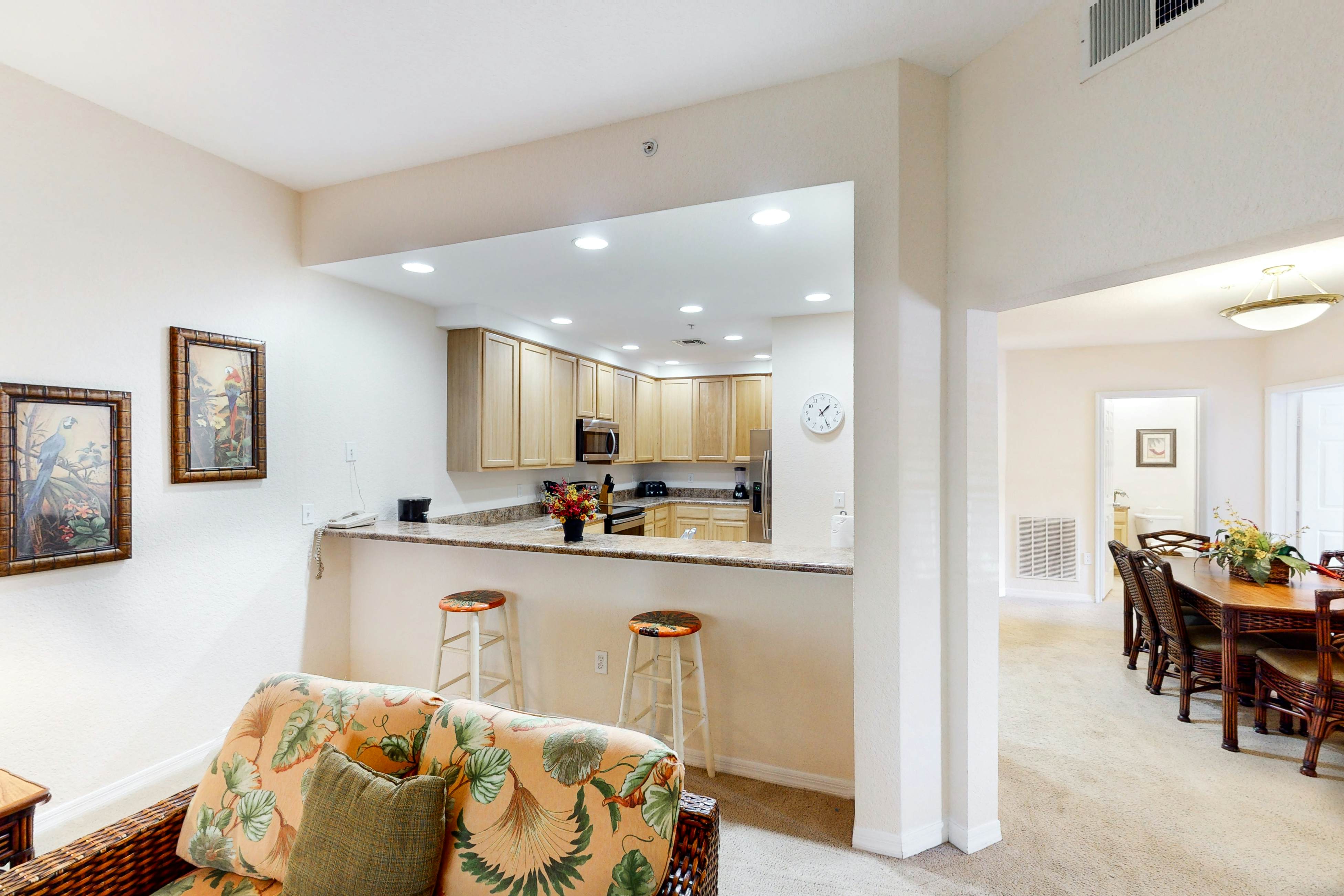 2nd floor condo w/ balcony, shared pools, hot tub, sauna, gym, near theme parks