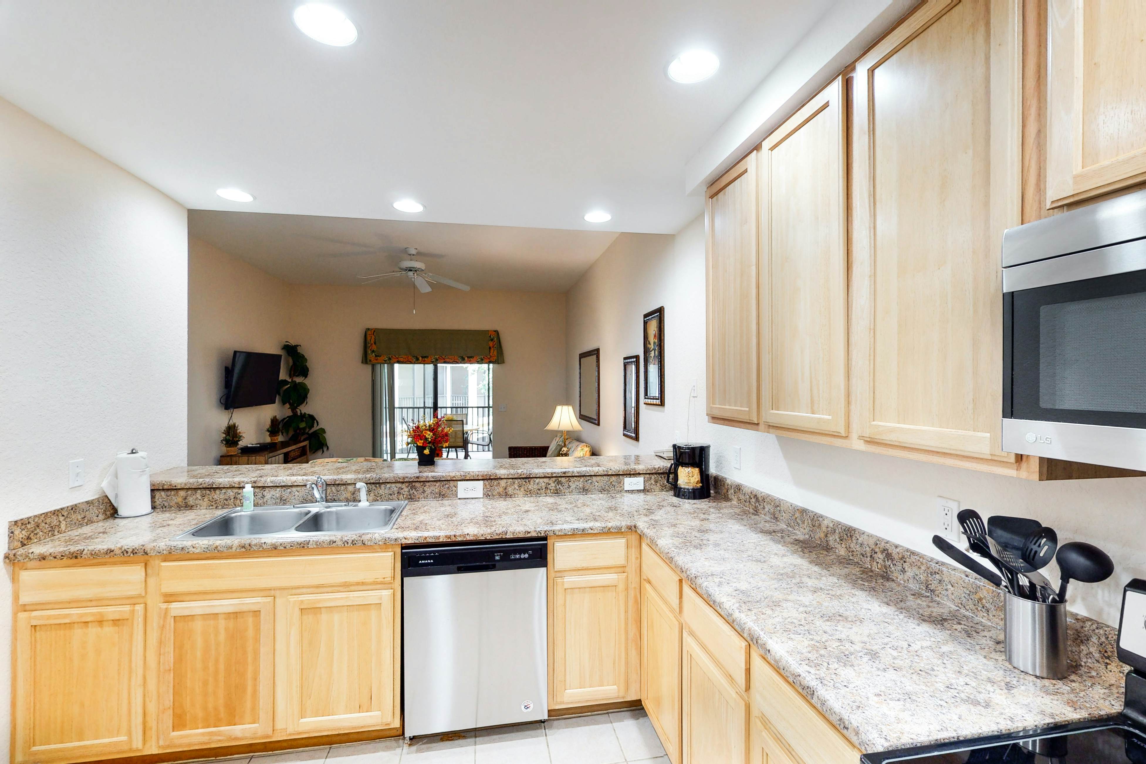 2nd floor condo w/ balcony, shared pools, hot tub, sauna, gym, near theme parks