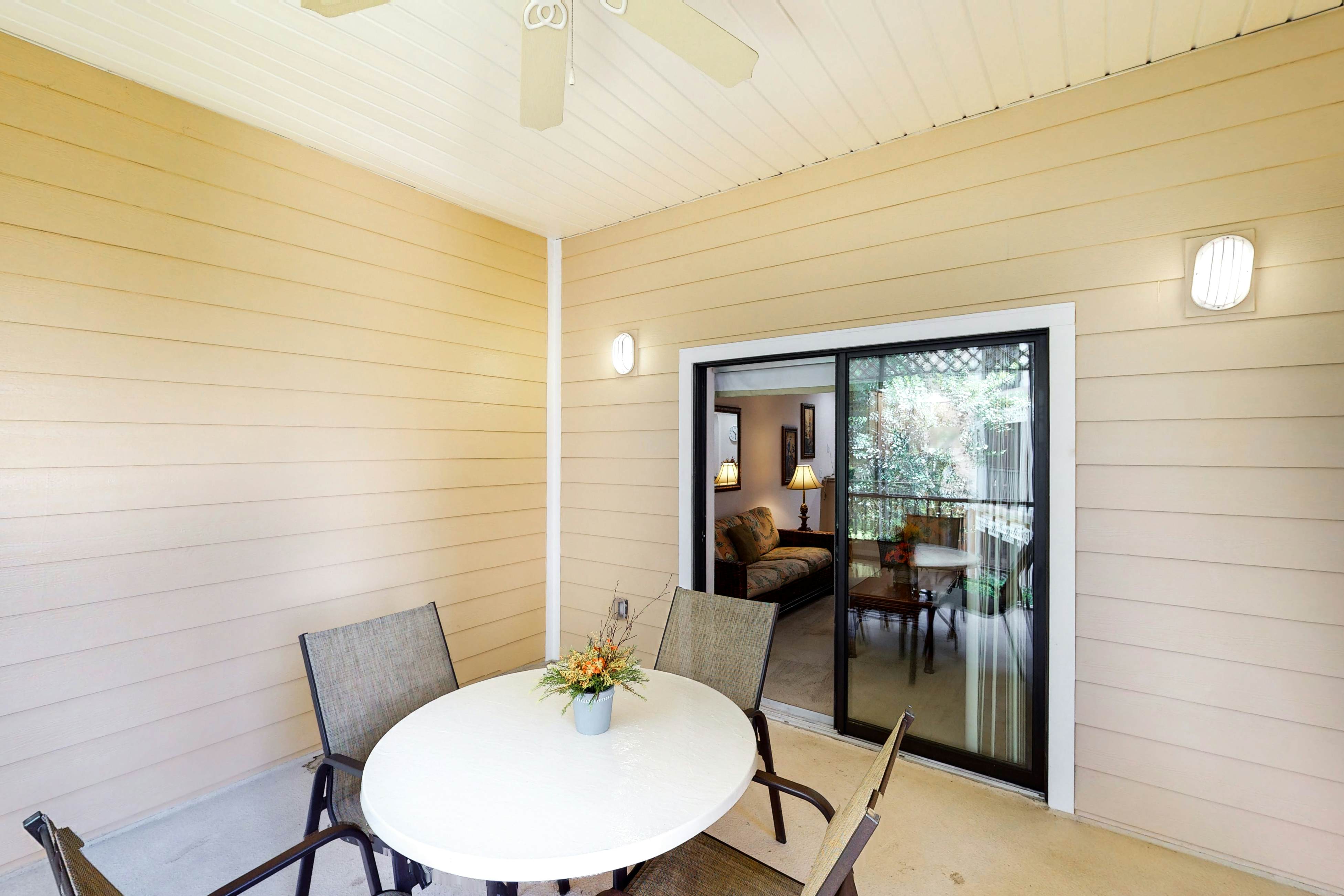 2nd floor condo w/ balcony, shared pools, hot tub, sauna, gym, near theme parks