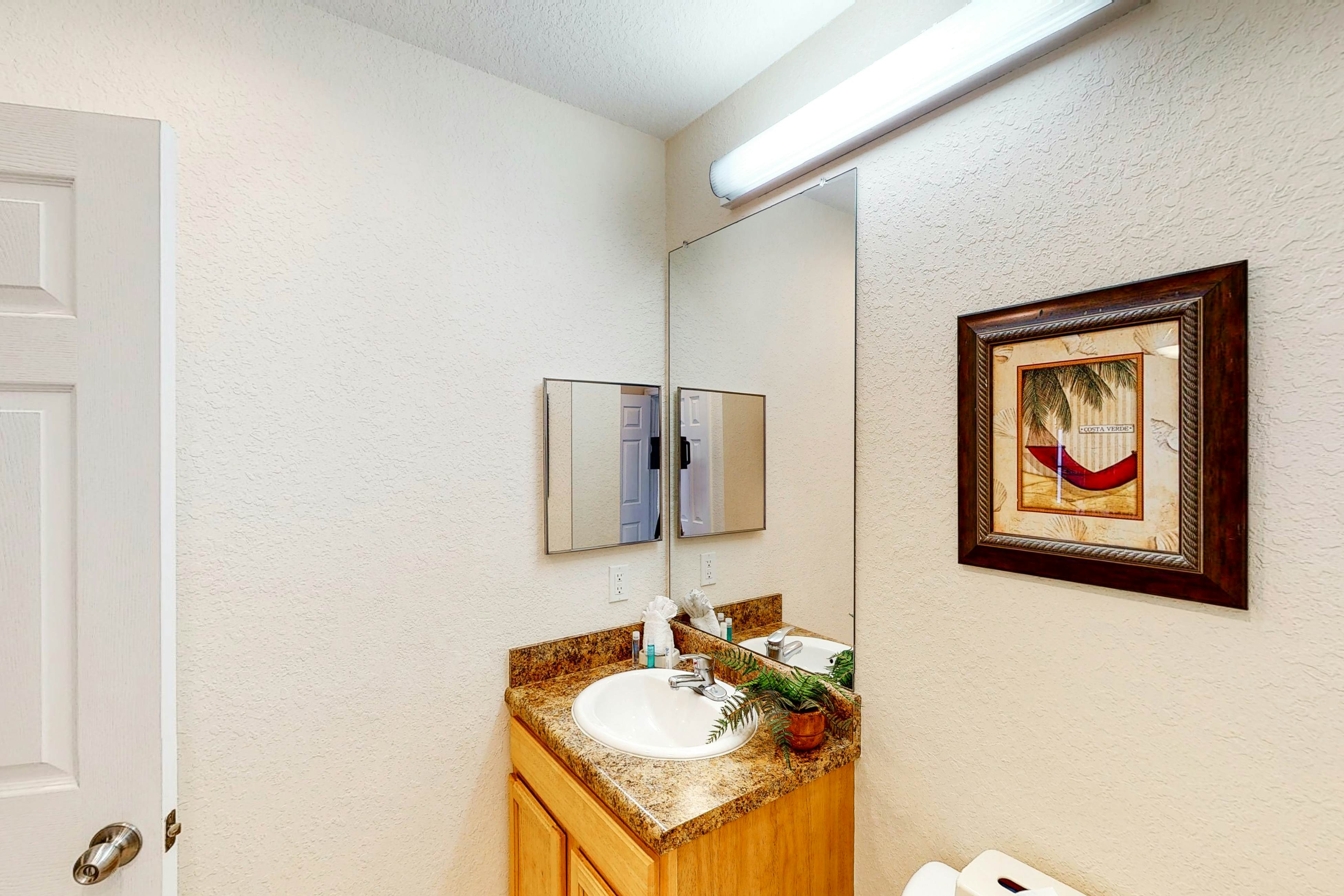 2nd floor condo w/ balcony, shared pools, hot tub, sauna, gym, near theme parks