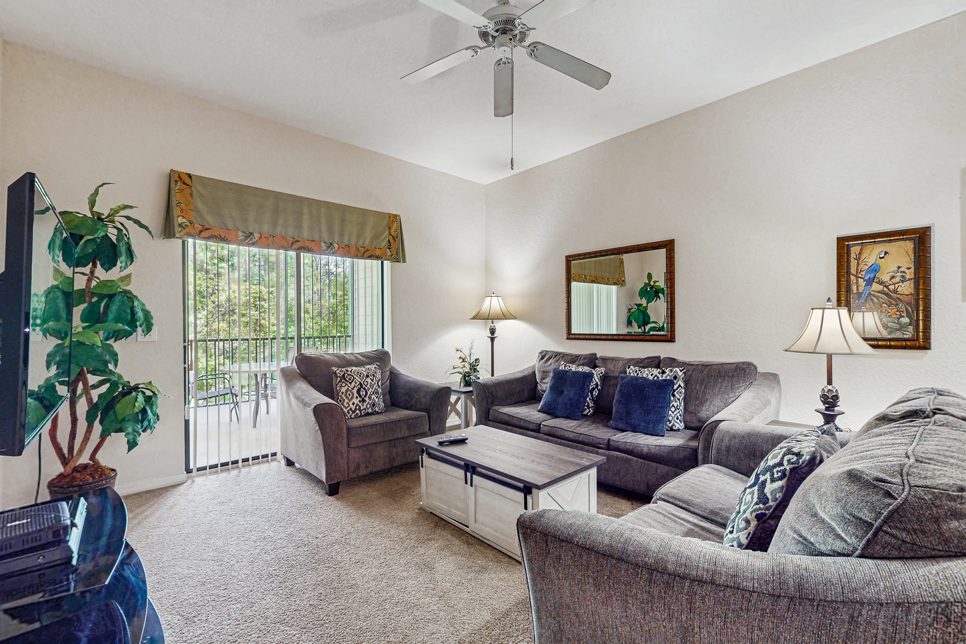 2nd floor condo w/ shared pools, balcony, sauna, gym, hot tub, near theme parks