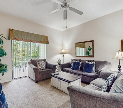 2nd floor condo w/ shared pools, balcony, sauna, gym, hot tub, near theme parks