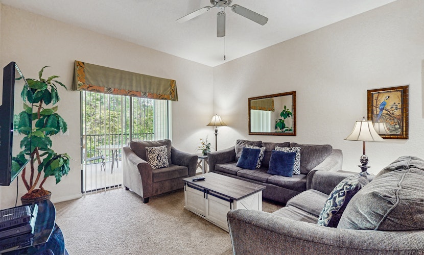 2nd floor condo w/ shared pools, balcony, sauna, gym, hot tub, near theme parks