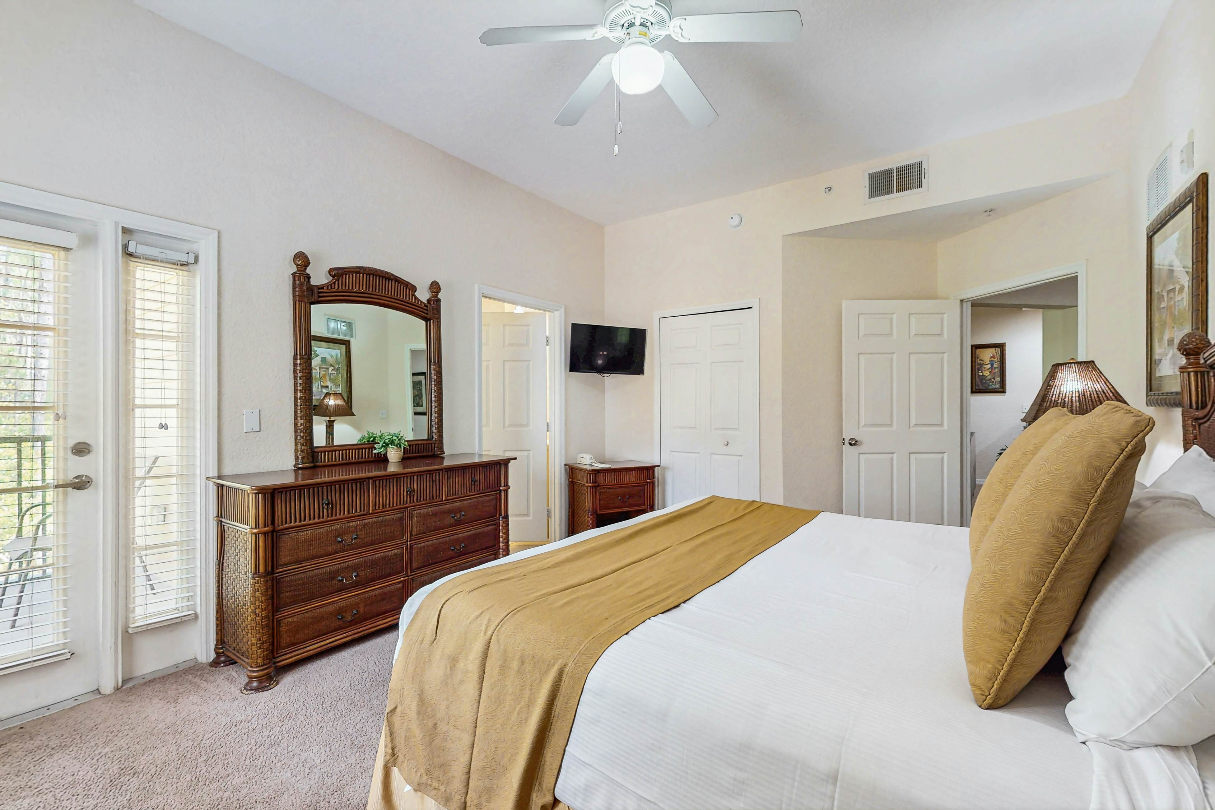 2nd floor condo w/ shared pools, balcony, sauna, gym, hot tub, near theme parks