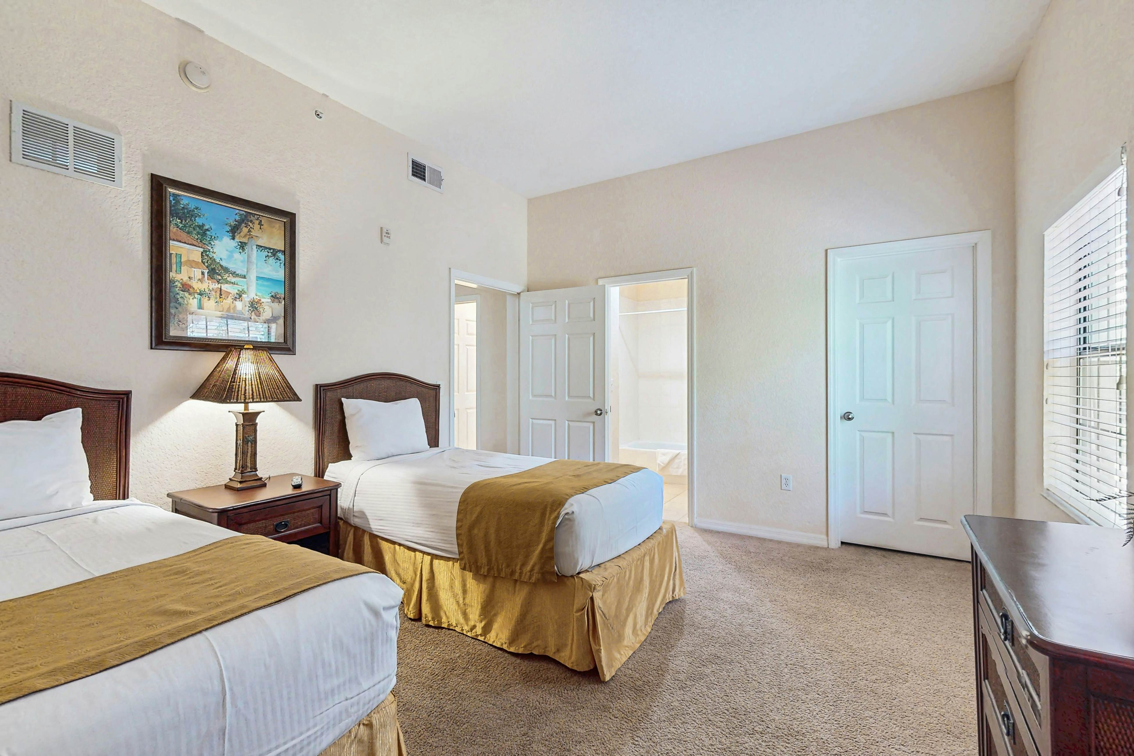 2nd floor condo w/ shared pools, balcony, sauna, gym, hot tub, near theme parks