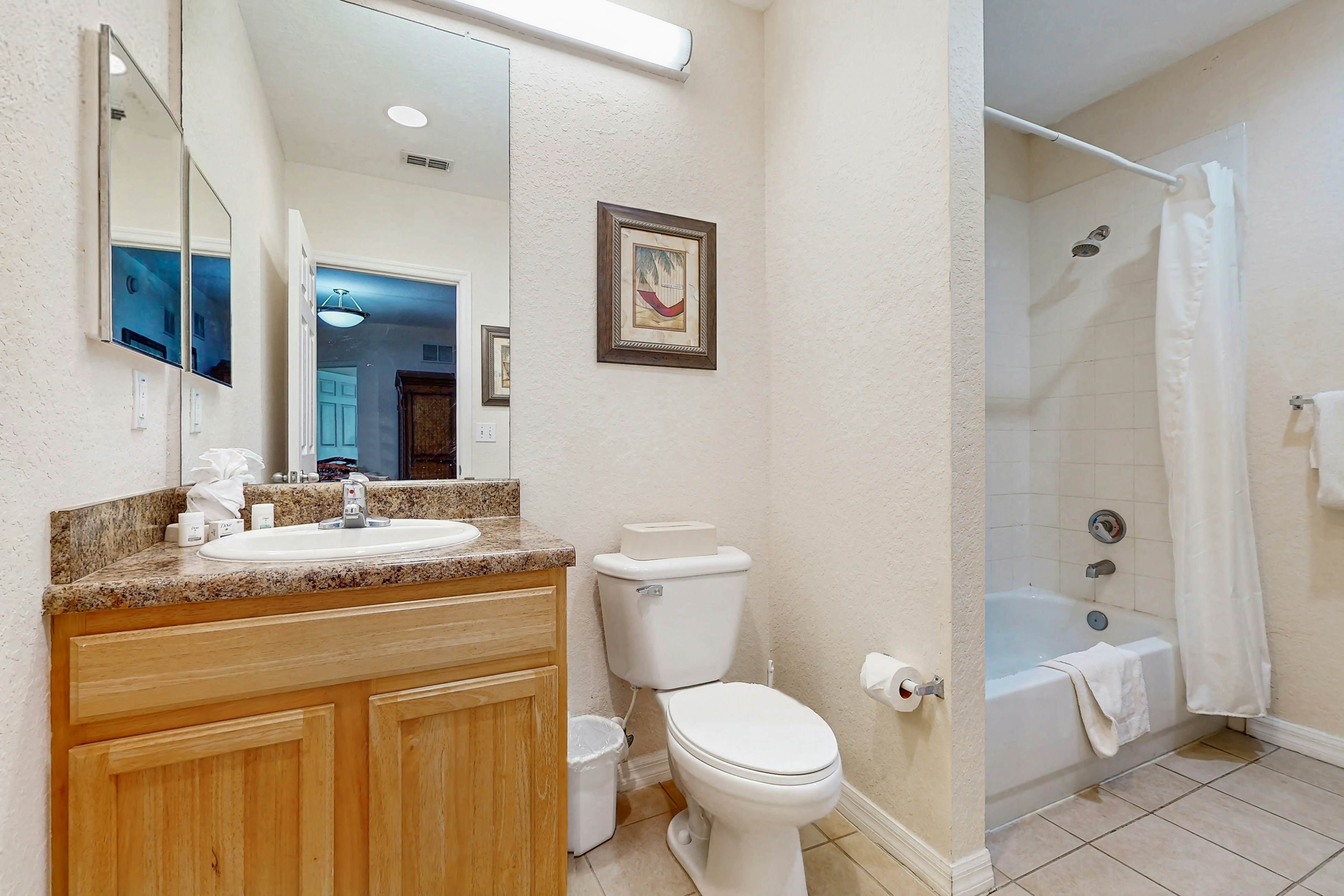 2nd floor condo w/ shared pools, balcony, sauna, gym, hot tub, near theme parks