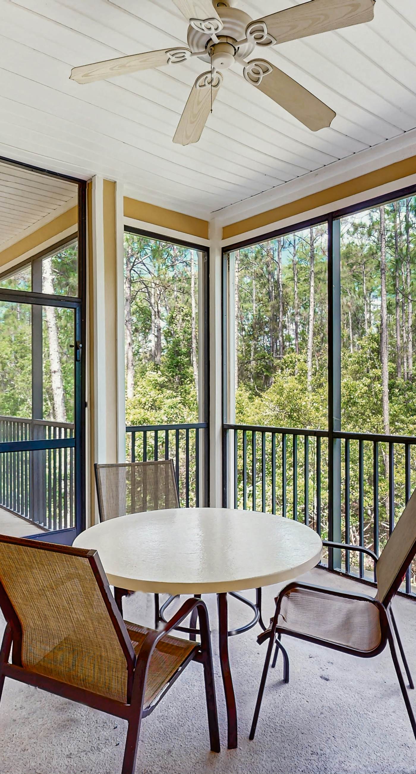 2nd floor condo w/ shared pools, balcony, sauna, gym, hot tub, near theme parks