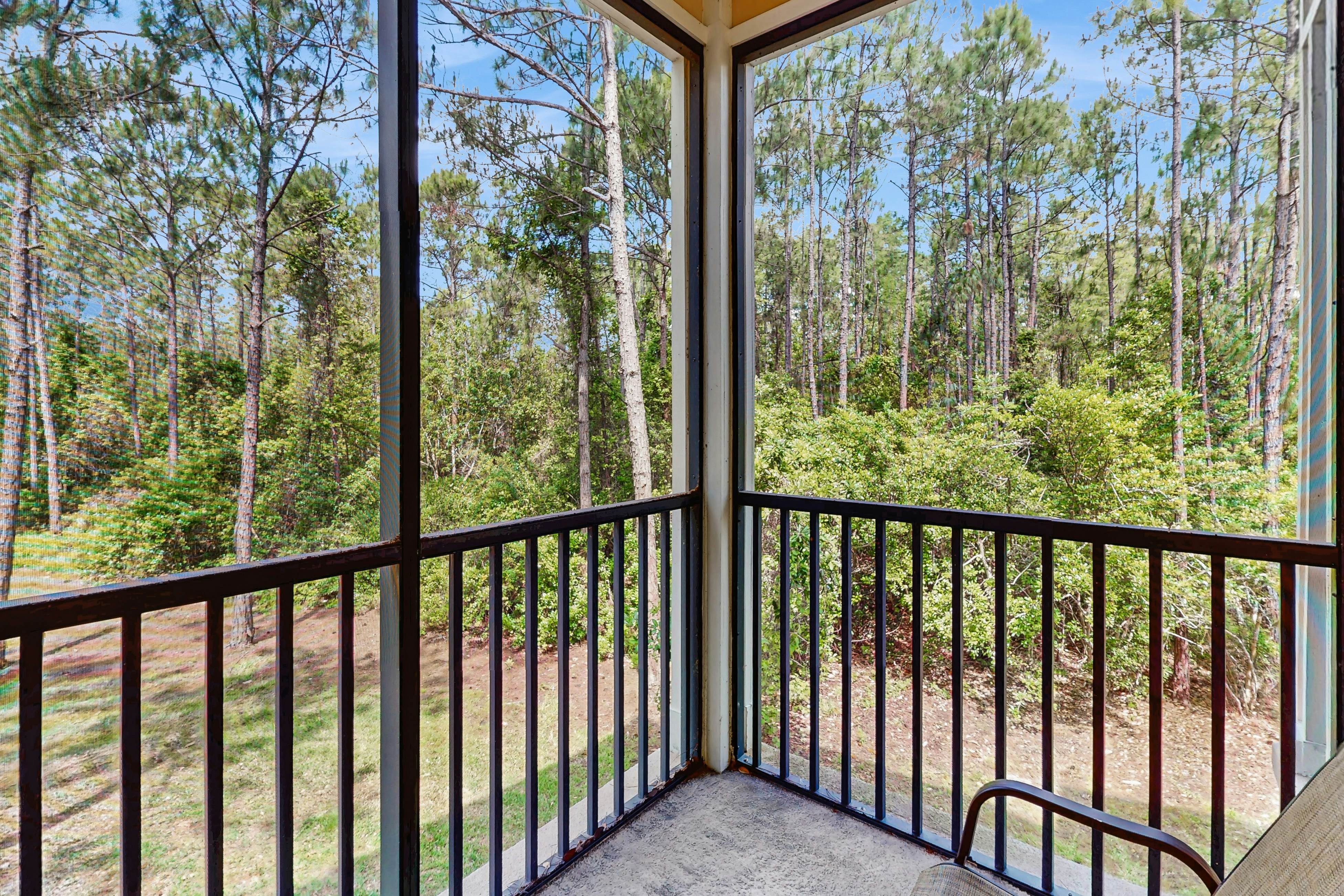 2nd floor condo w/ shared pools, balcony, sauna, gym, hot tub, near theme parks