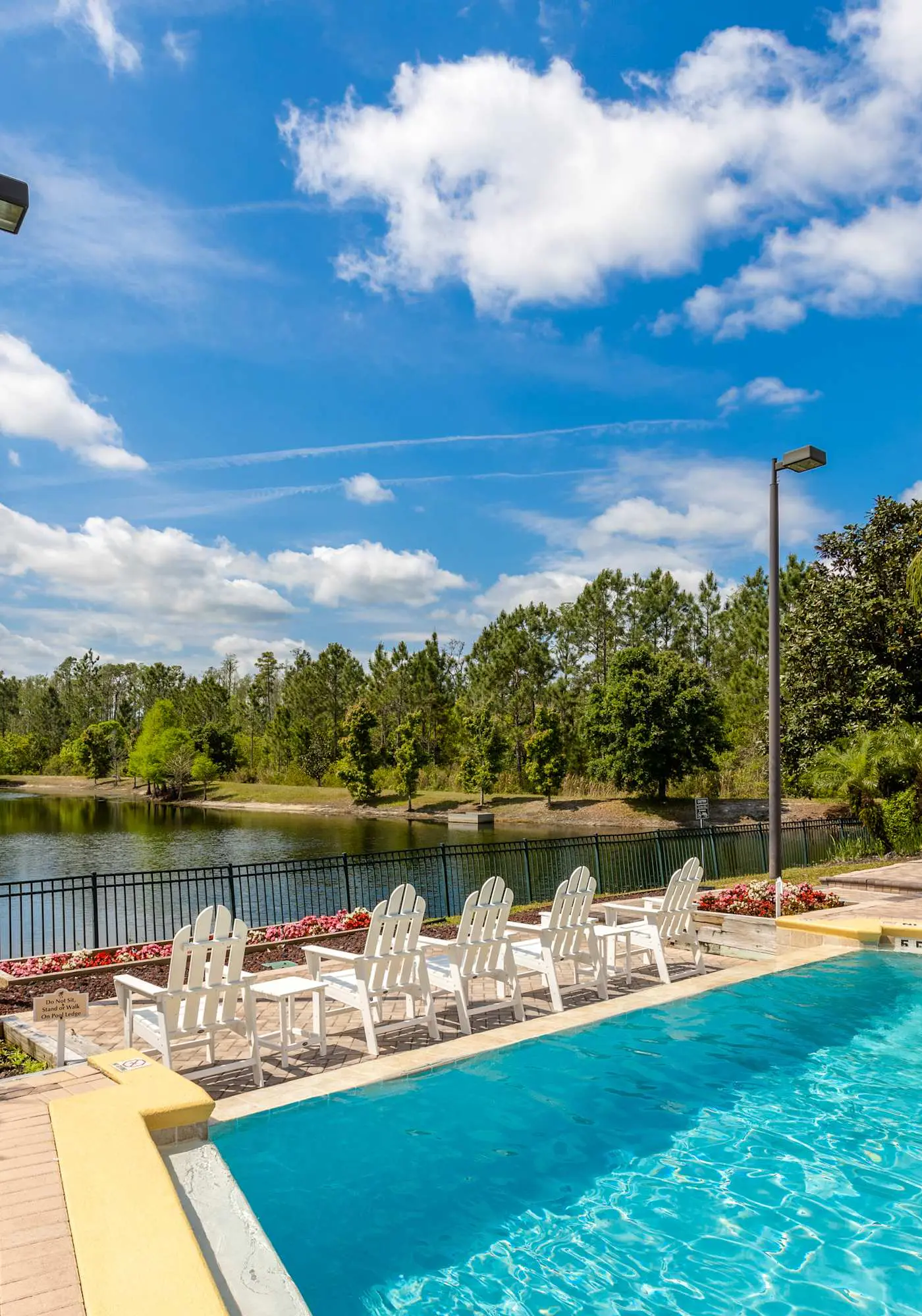 2nd floor condo w/ shared pools, balcony, sauna, gym, hot tub, near theme parks