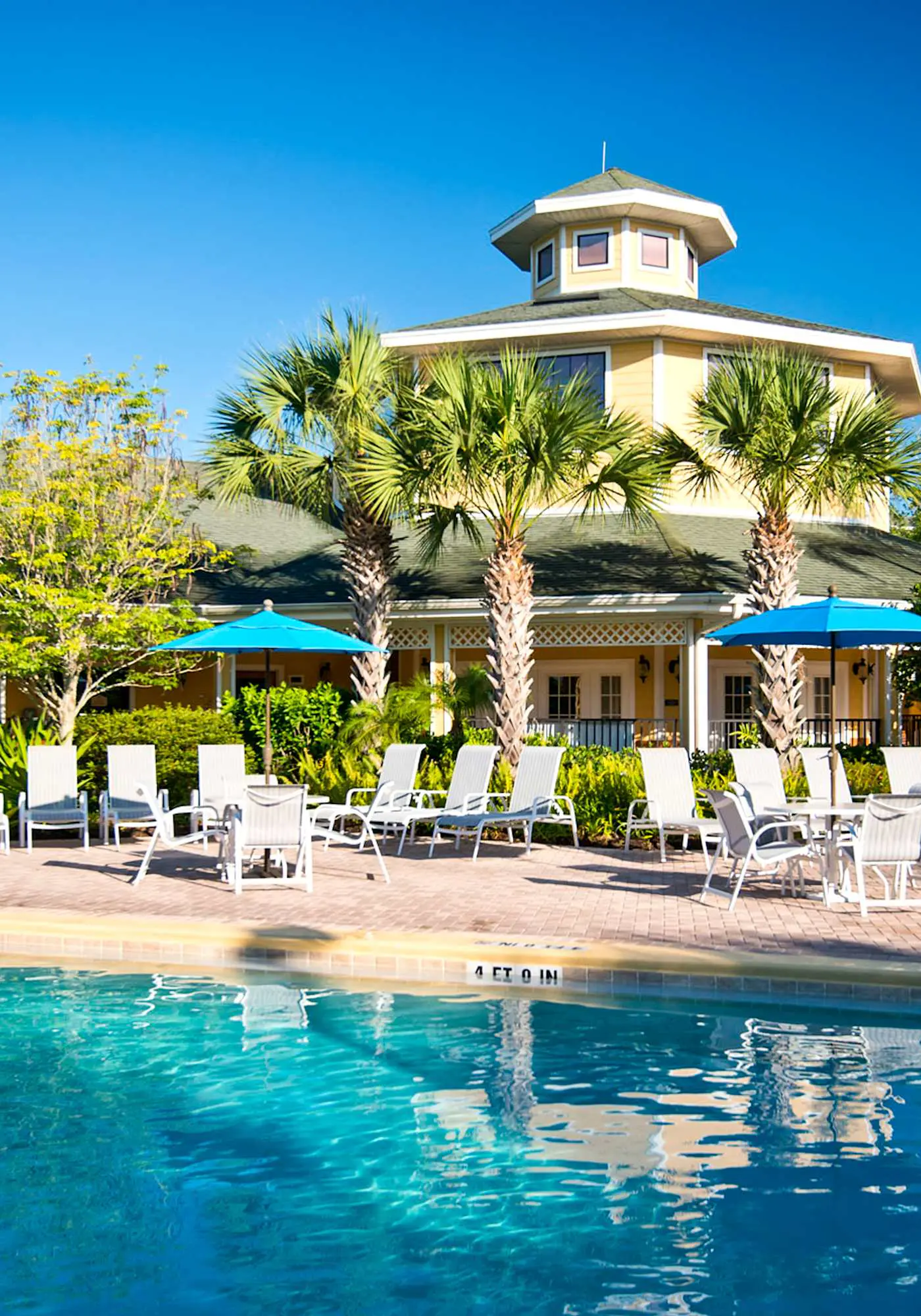 2nd floor condo w/ shared pools, balcony, sauna, gym, hot tub, near theme parks