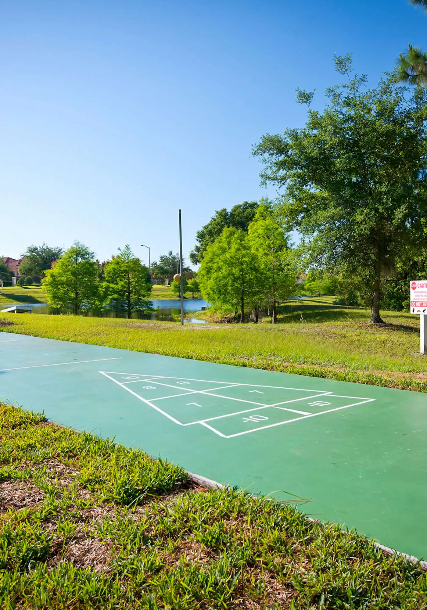 2nd floor condo w/ shared pools, balcony, sauna, gym, hot tub, near theme parks