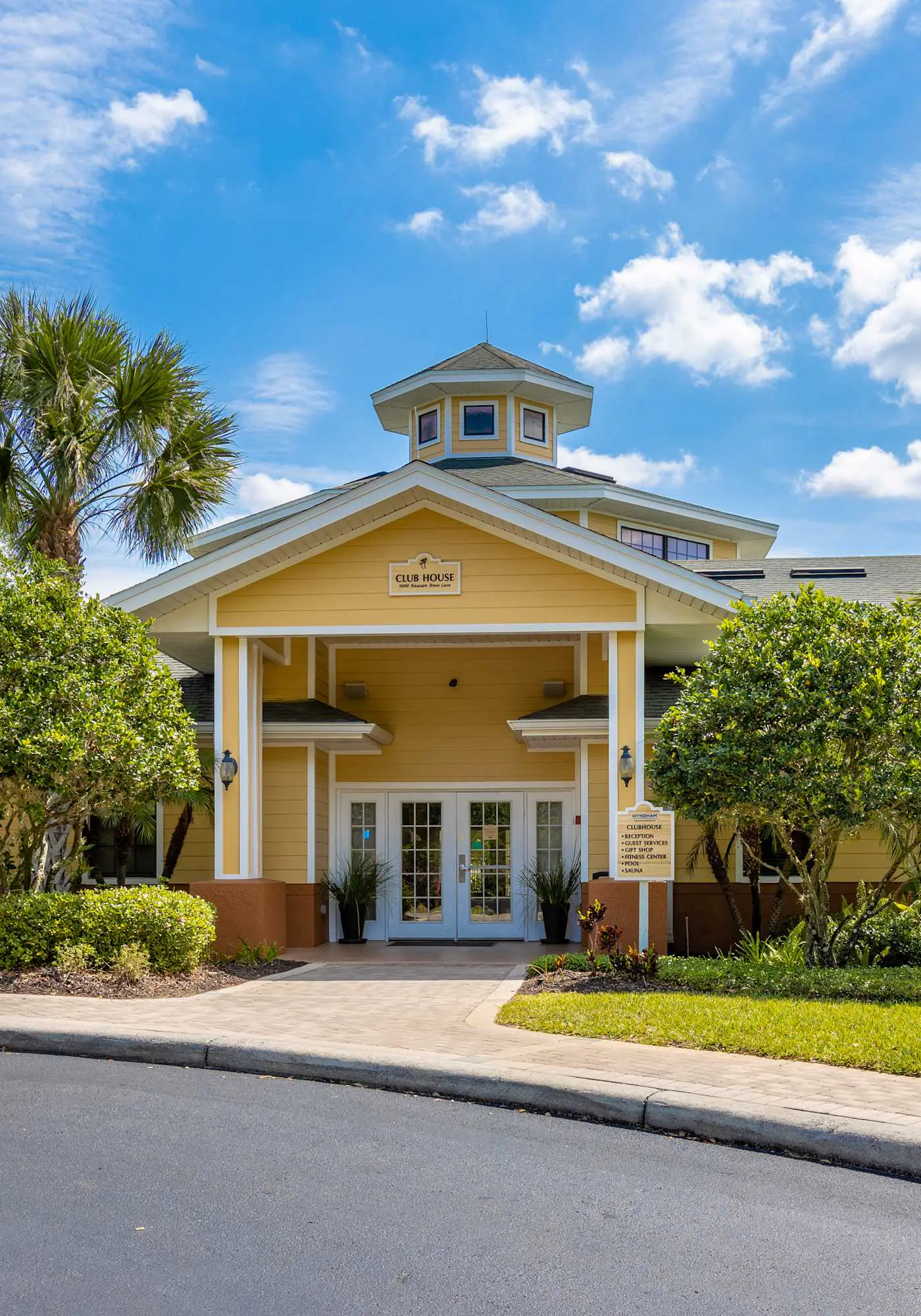 2nd floor condo w/ shared pools, balcony, sauna, gym, hot tub, near theme parks