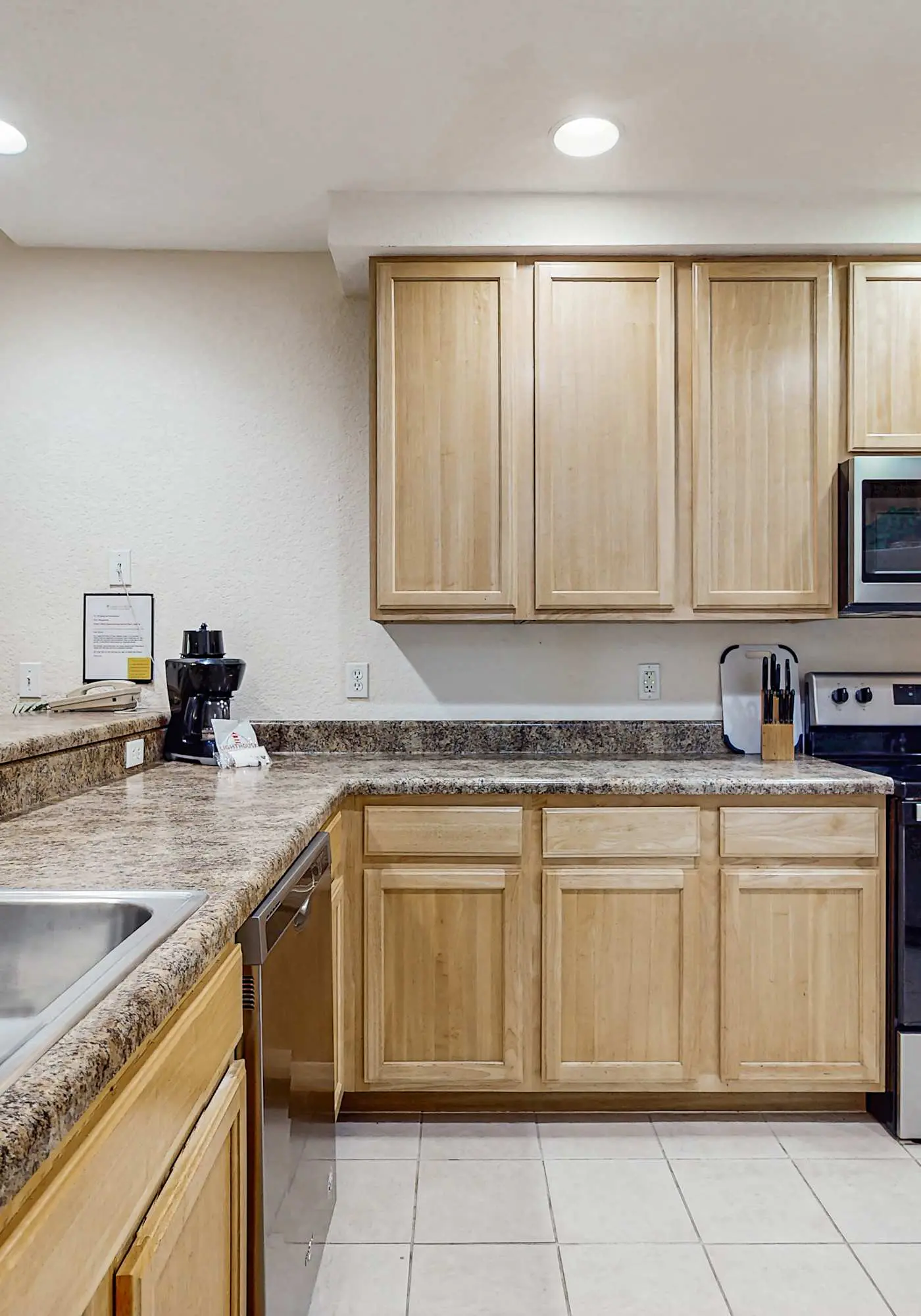 2nd floor condo w/ shared pools, balcony, sauna, gym, hot tub, near theme parks