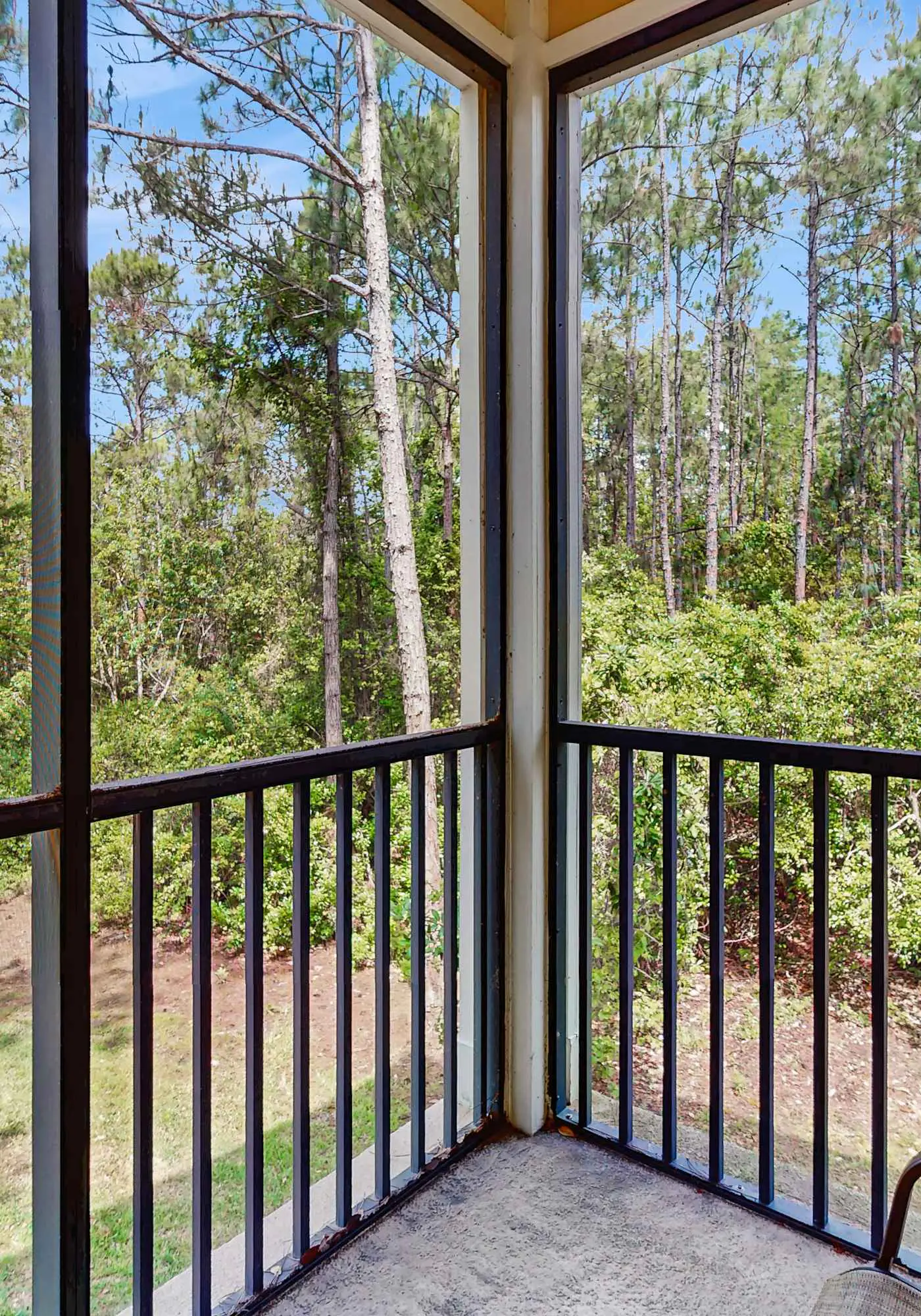 2nd floor condo w/ shared pools, balcony, sauna, gym, hot tub, near theme parks