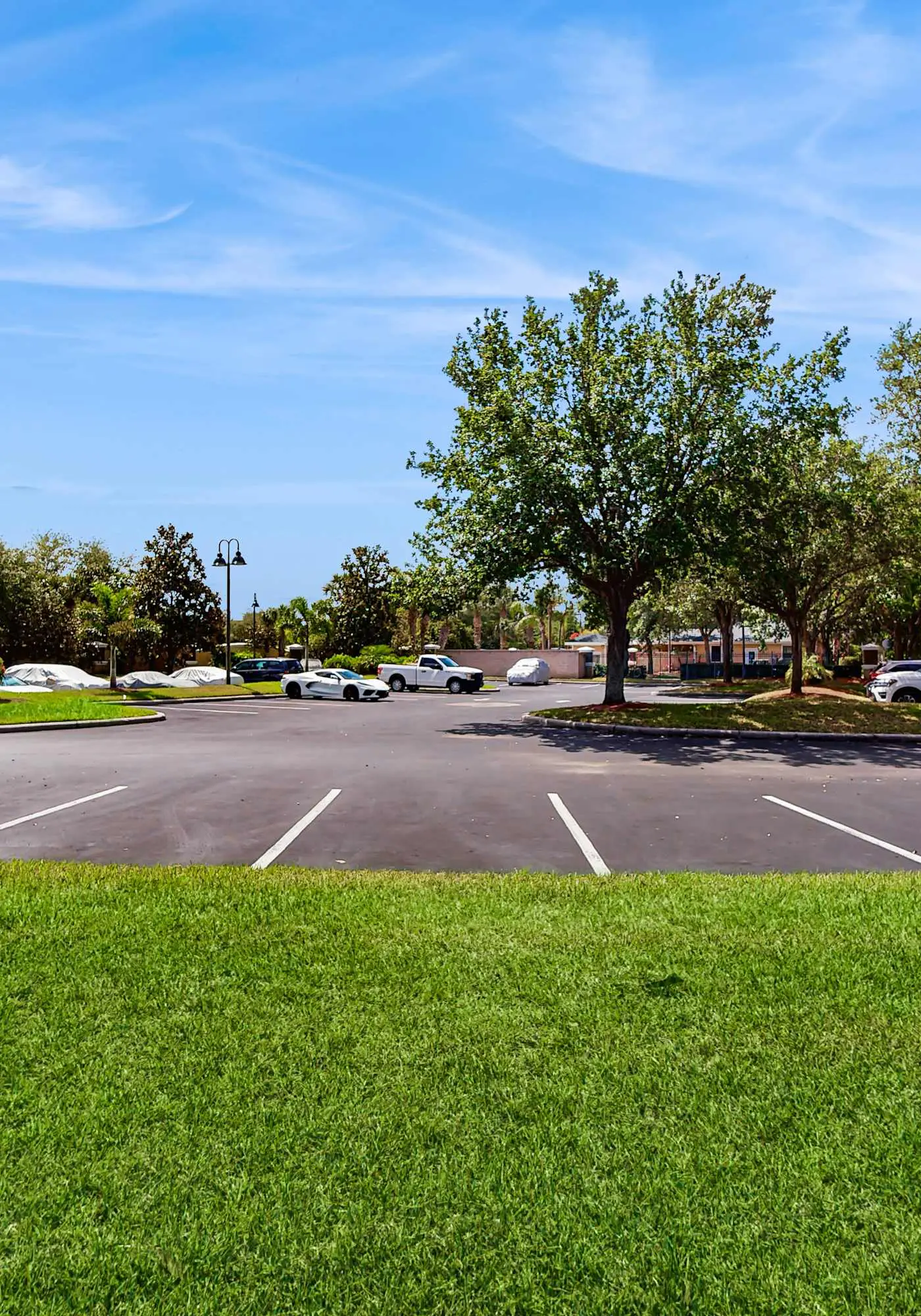 2nd floor condo w/ shared pools, balcony, sauna, gym, hot tub, near theme parks