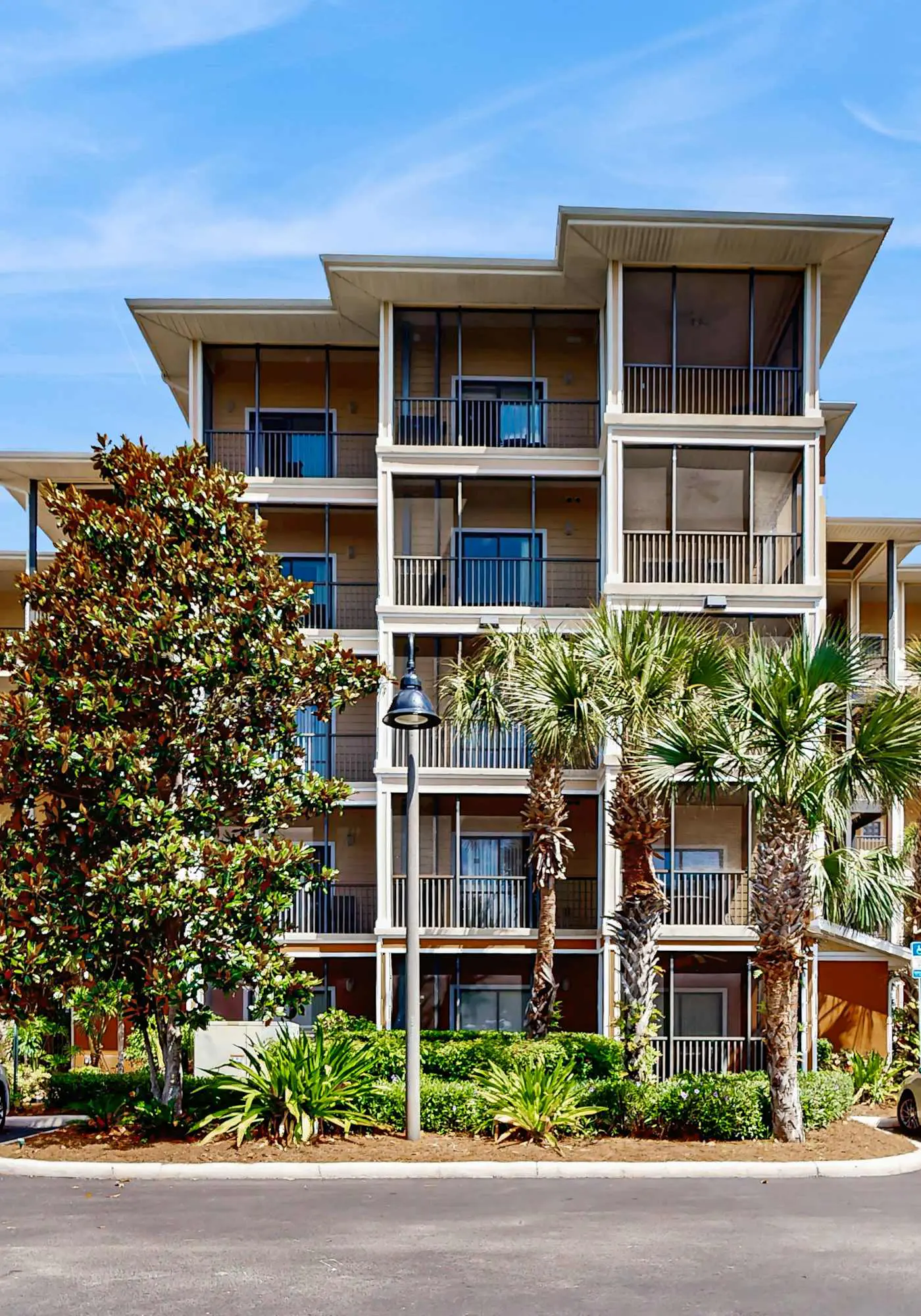 2nd floor condo w/ shared pools, balcony, sauna, gym, hot tub, near theme parks