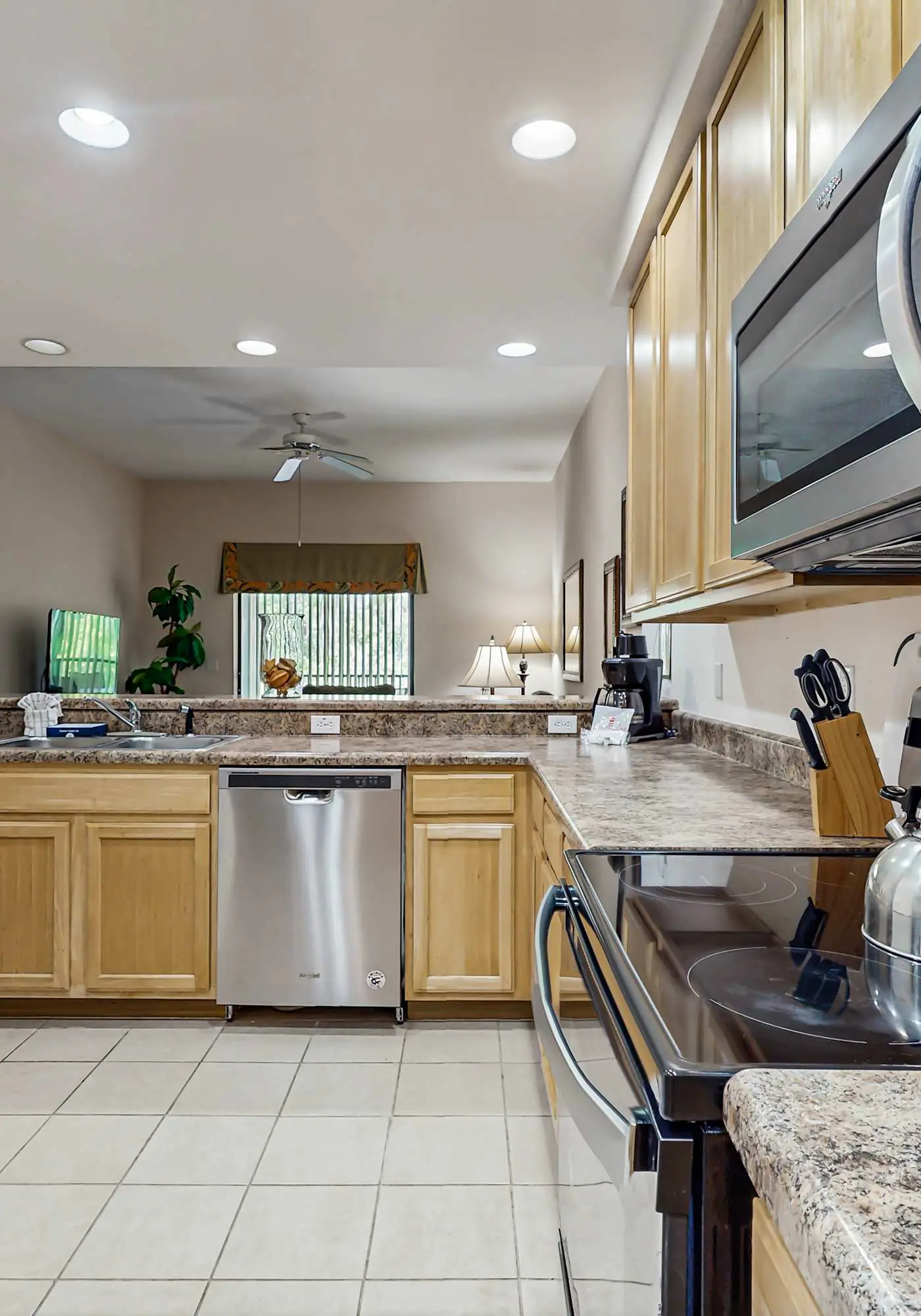 2nd floor condo w/ shared pools, balcony, sauna, gym, hot tub, near theme parks