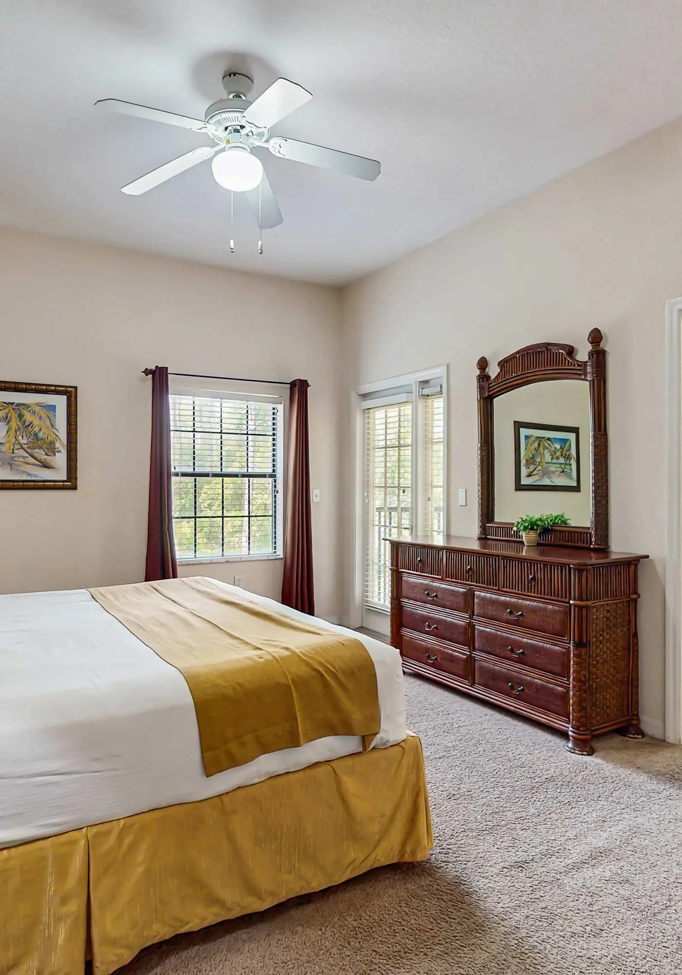 2nd floor condo w/ shared pools, balcony, sauna, gym, hot tub, near theme parks