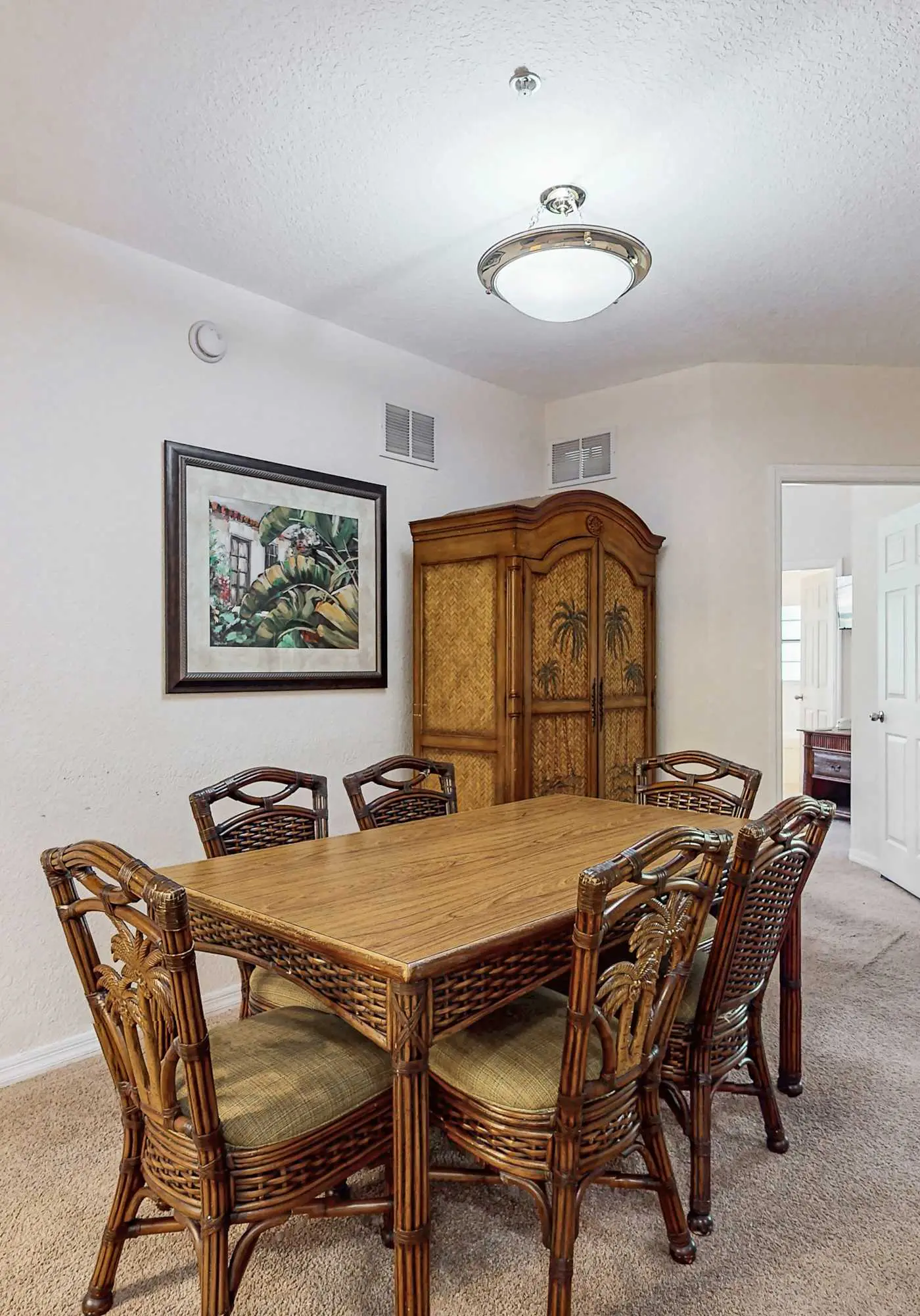 2nd floor condo w/ shared pools, balcony, sauna, gym, hot tub, near theme parks