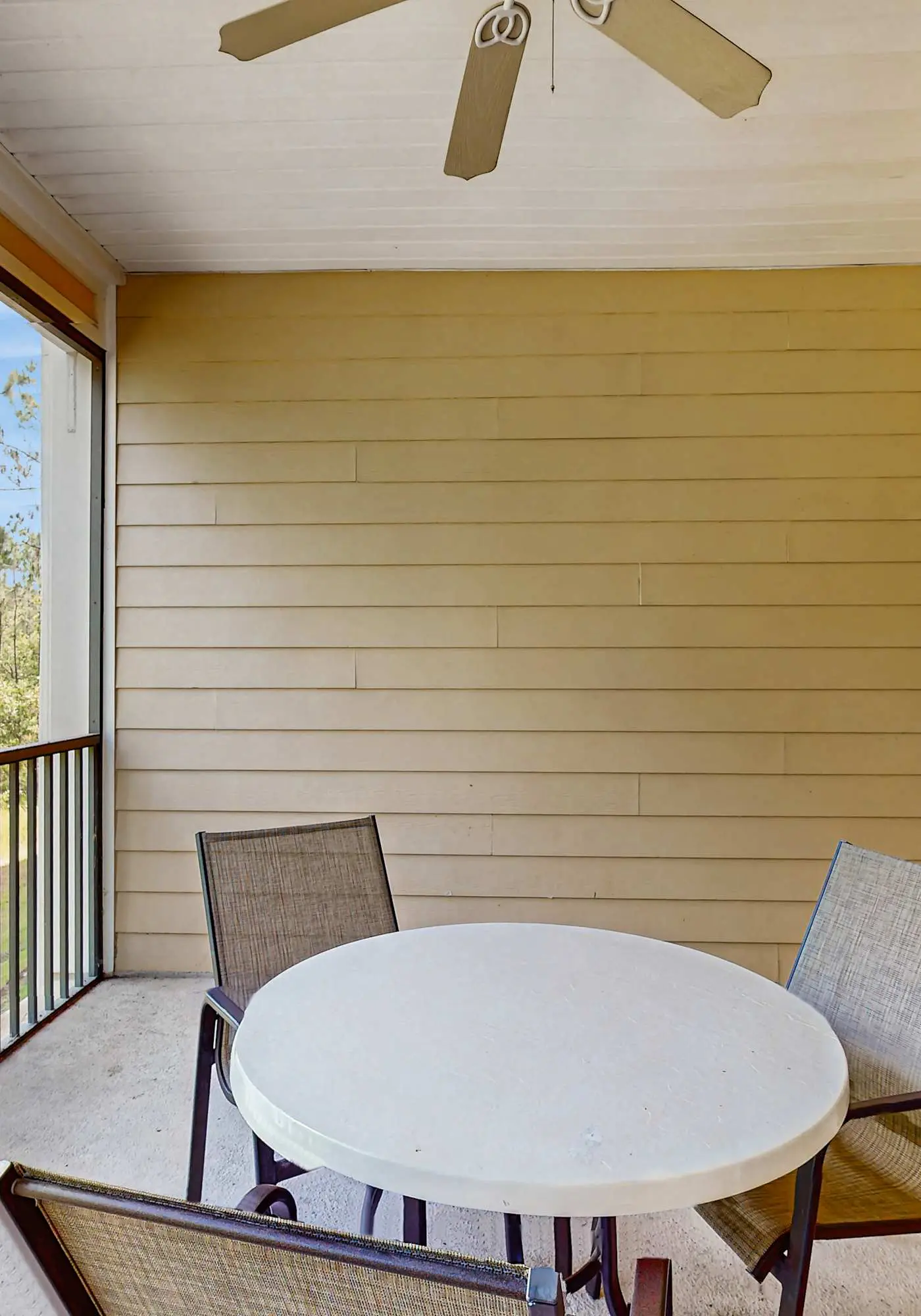 2nd floor condo w/ shared pools, balcony, sauna, gym, hot tub, near theme parks
