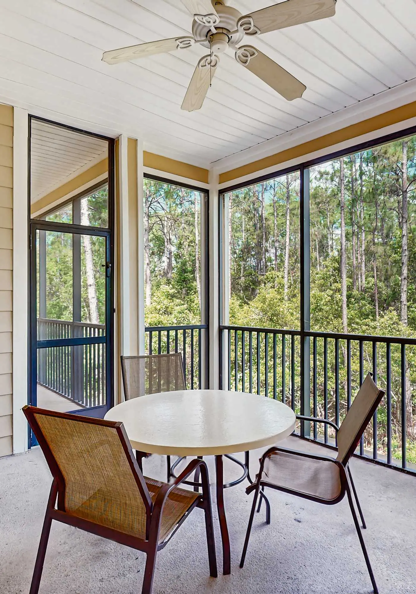 2nd floor condo w/ shared pools, balcony, sauna, gym, hot tub, near theme parks