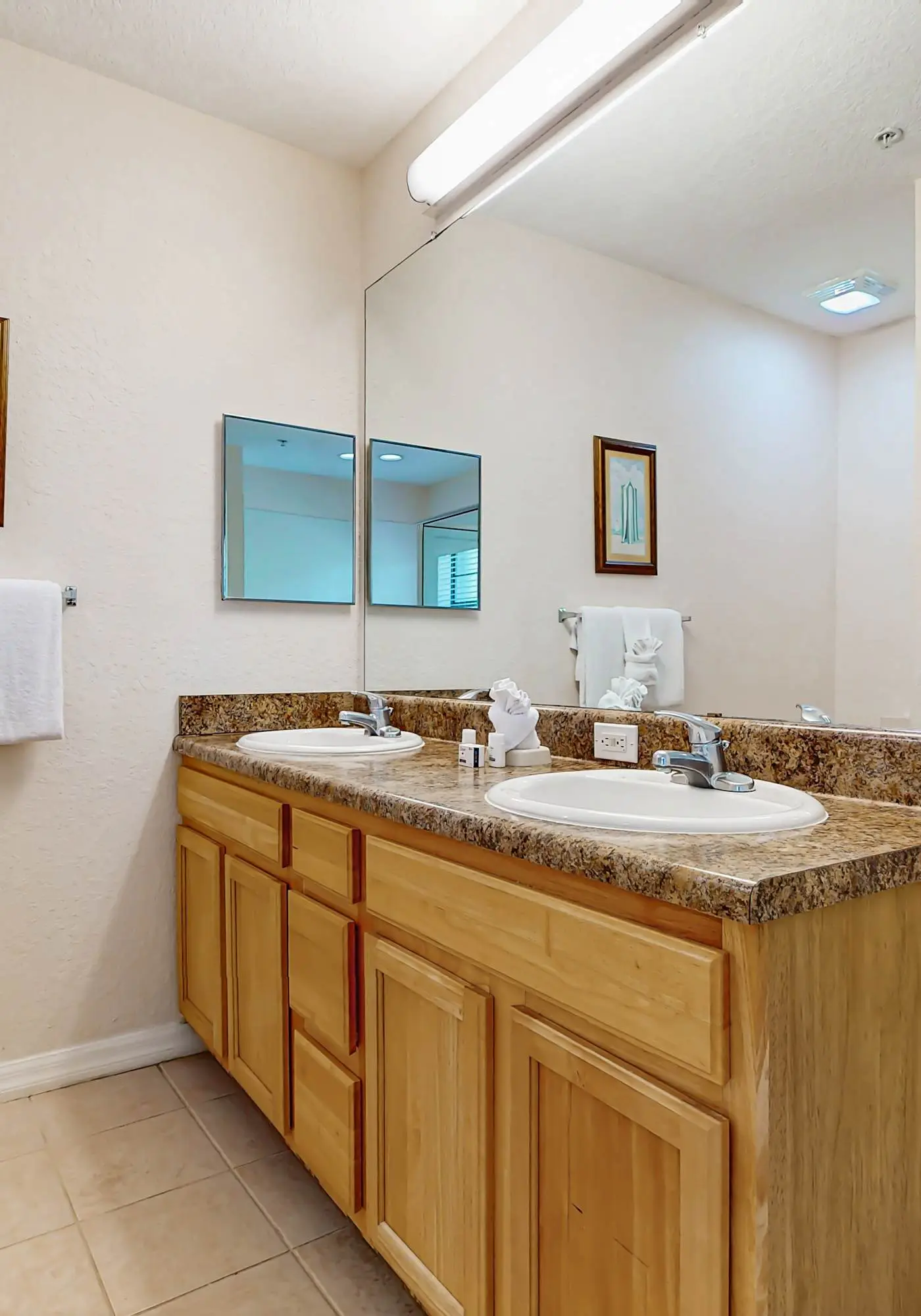 2nd floor condo w/ shared pools, balcony, sauna, gym, hot tub, near theme parks