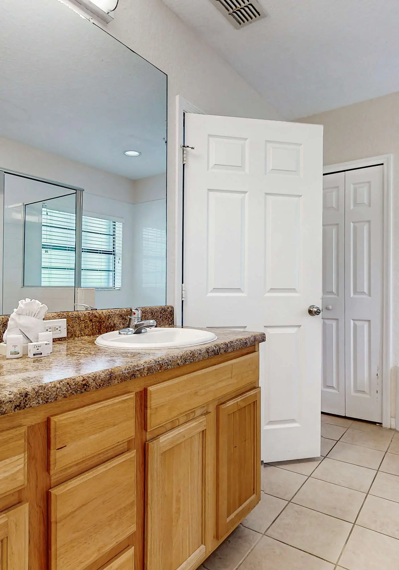 2nd floor condo w/ shared pools, balcony, sauna, gym, hot tub, near theme parks