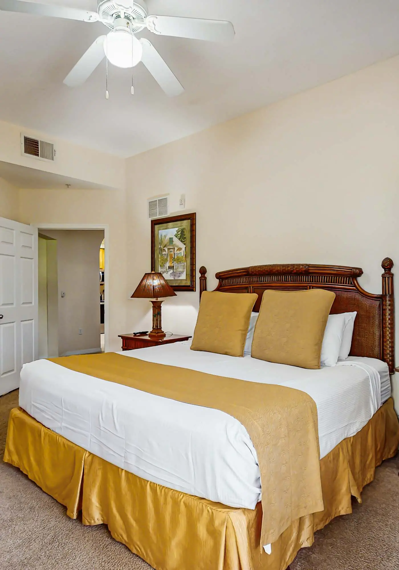 2nd floor condo w/ shared pools, balcony, sauna, gym, hot tub, near theme parks