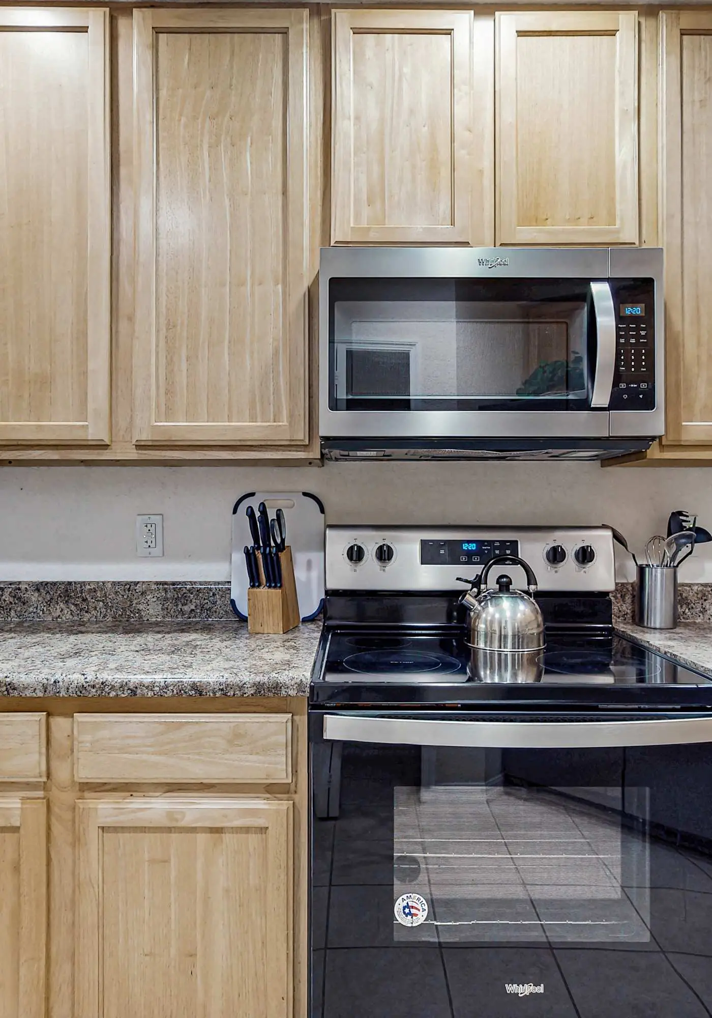 2nd floor condo w/ shared pools, balcony, sauna, gym, hot tub, near theme parks
