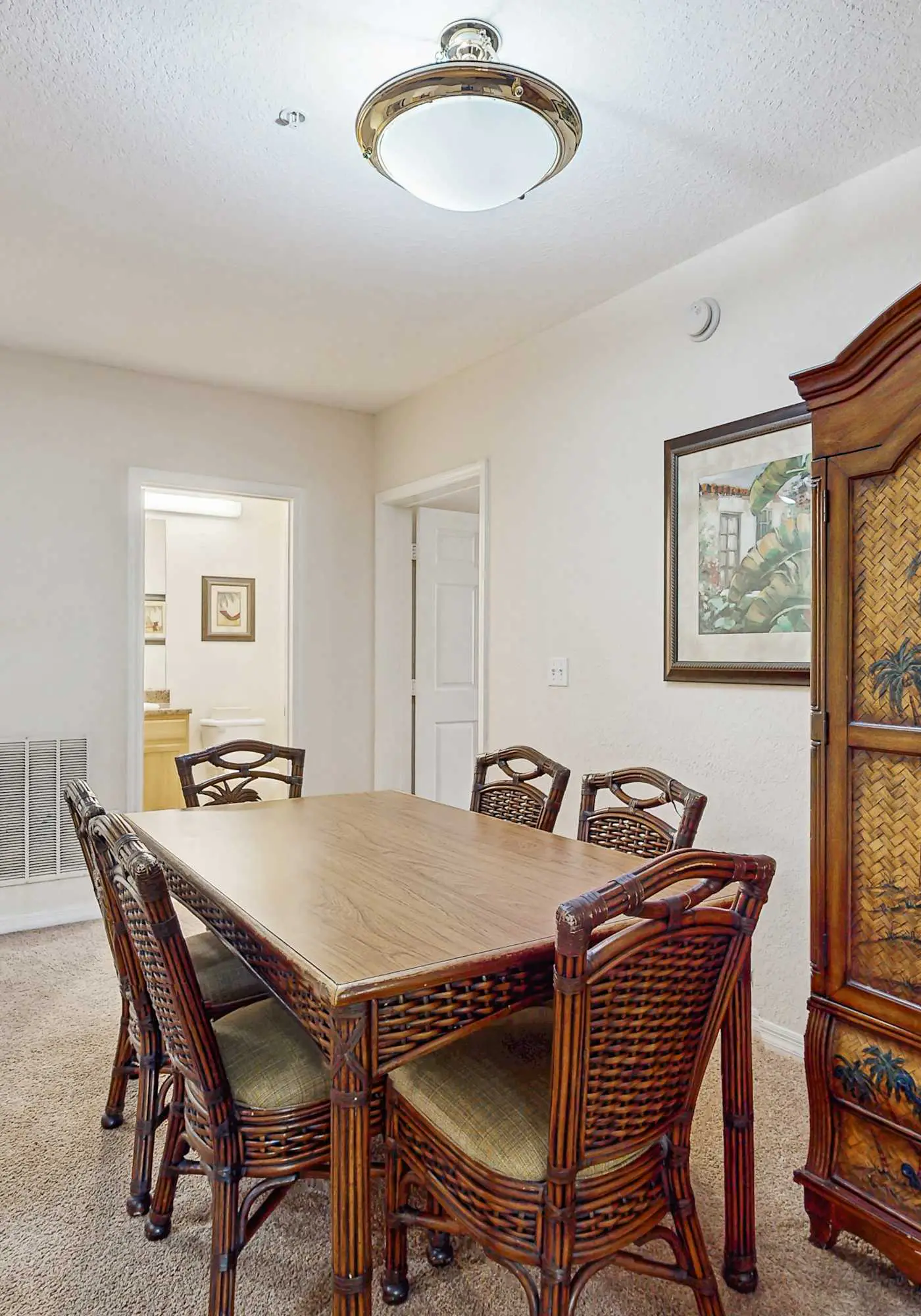 2nd floor condo w/ shared pools, balcony, sauna, gym, hot tub, near theme parks