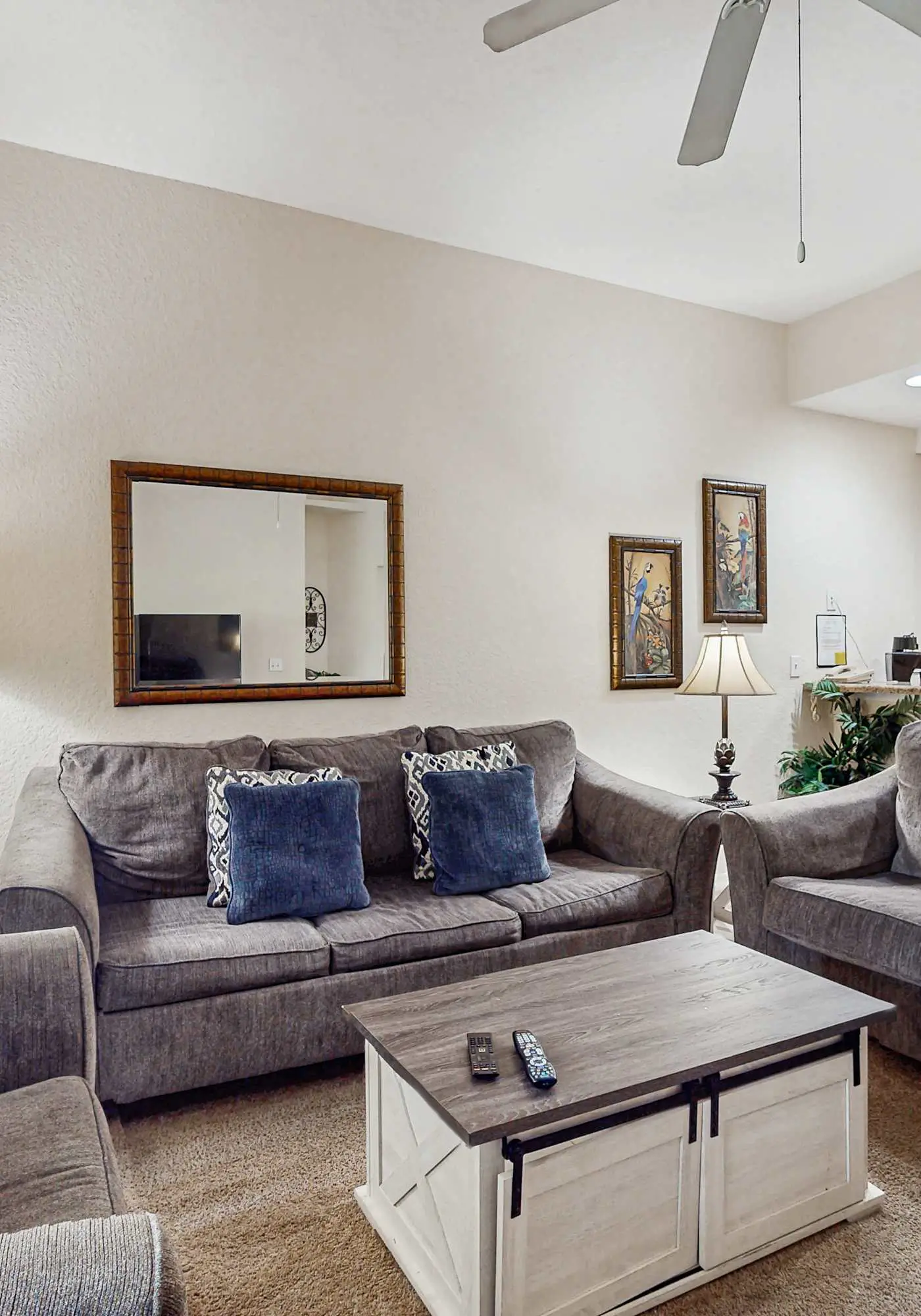 2nd floor condo w/ shared pools, balcony, sauna, gym, hot tub, near theme parks