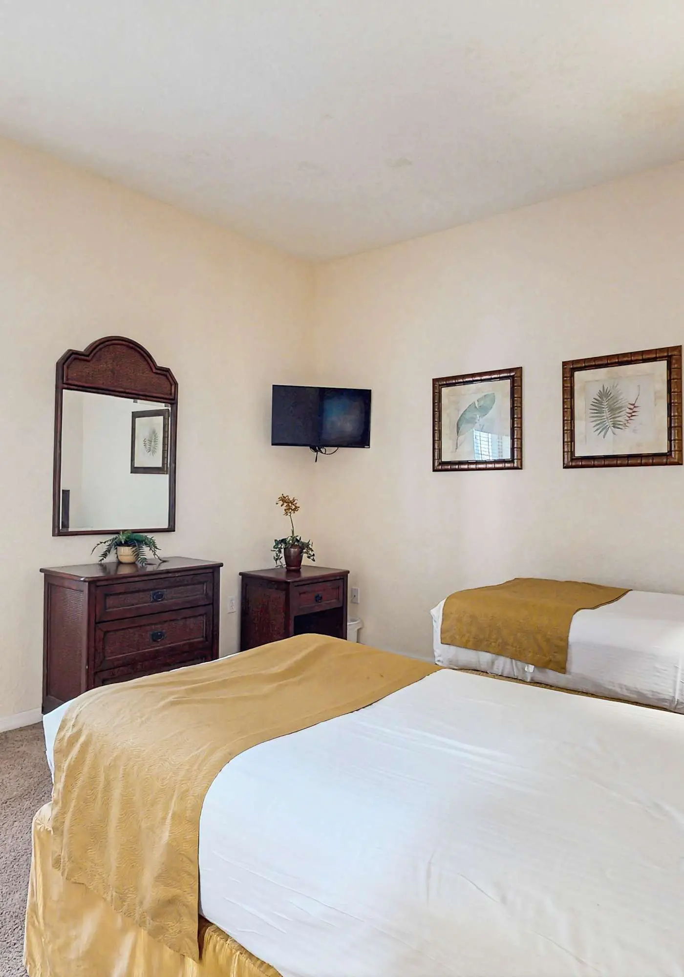 2nd floor condo w/ shared pools, balcony, sauna, gym, hot tub, near theme parks