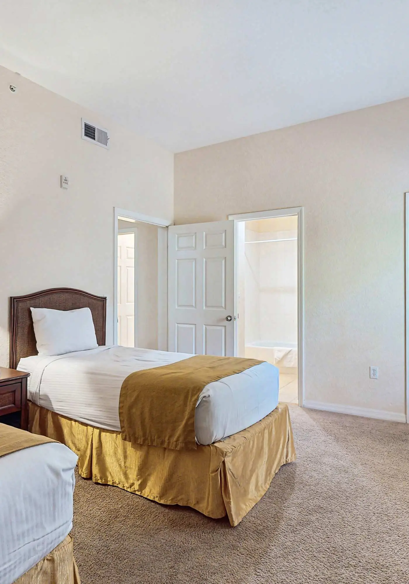 2nd floor condo w/ shared pools, balcony, sauna, gym, hot tub, near theme parks