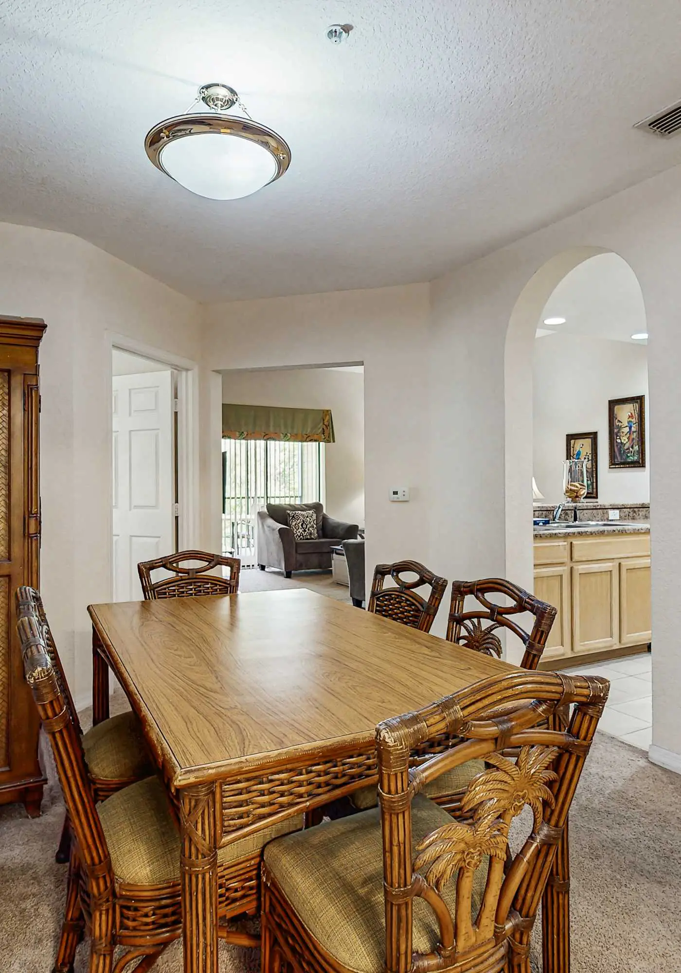 2nd floor condo w/ shared pools, balcony, sauna, gym, hot tub, near theme parks