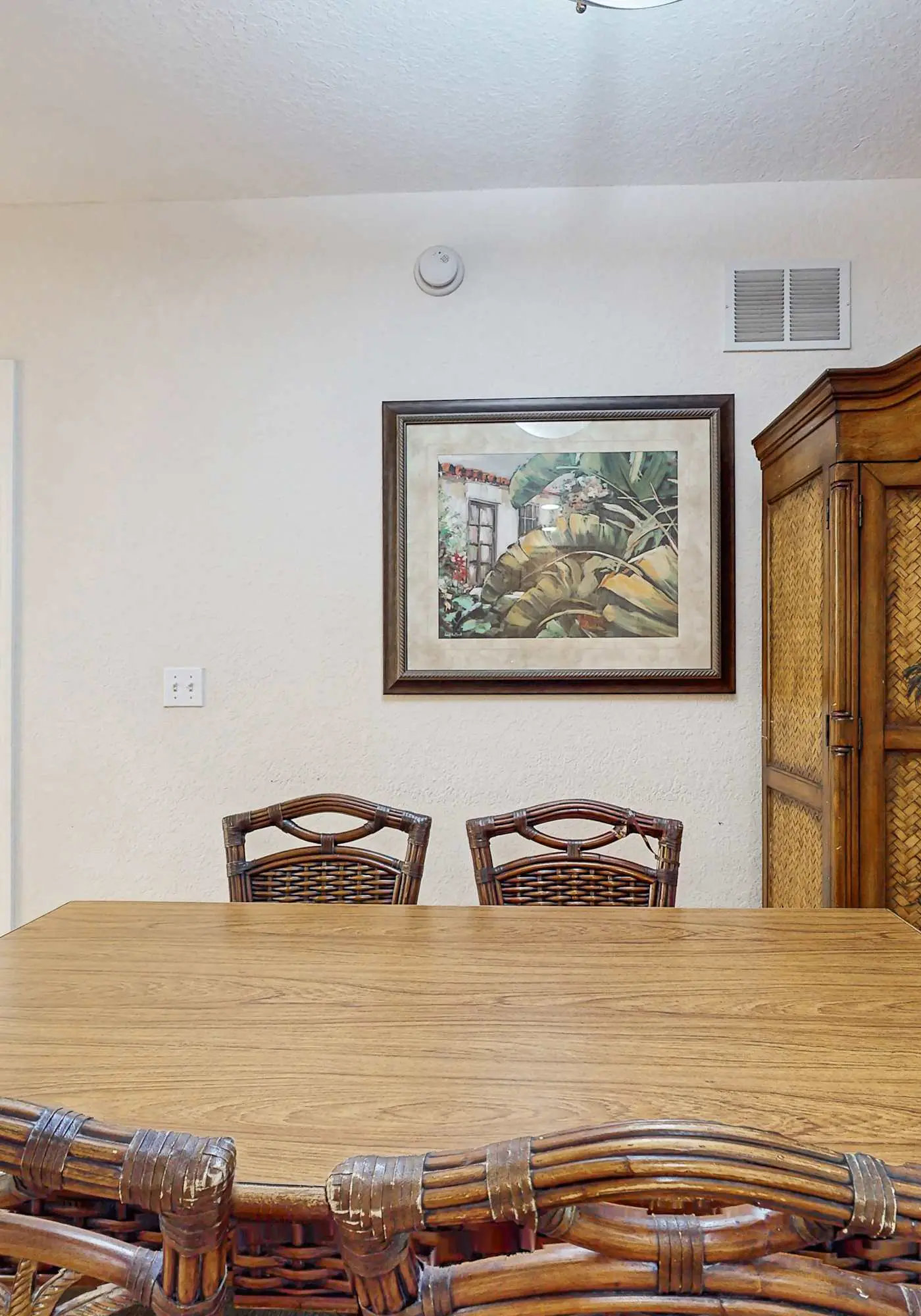 2nd floor condo w/ shared pools, balcony, sauna, gym, hot tub, near theme parks
