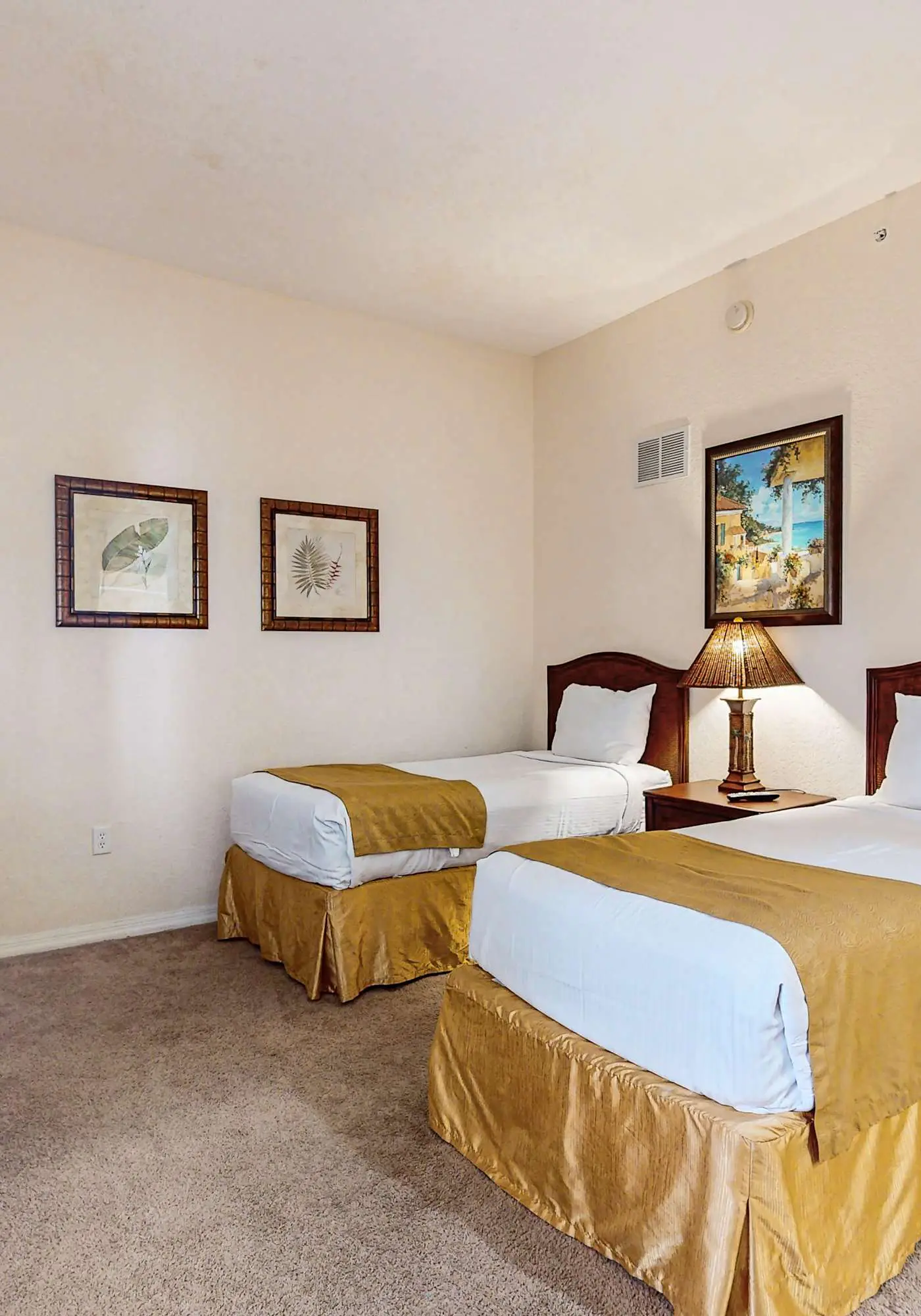2nd floor condo w/ shared pools, balcony, sauna, gym, hot tub, near theme parks