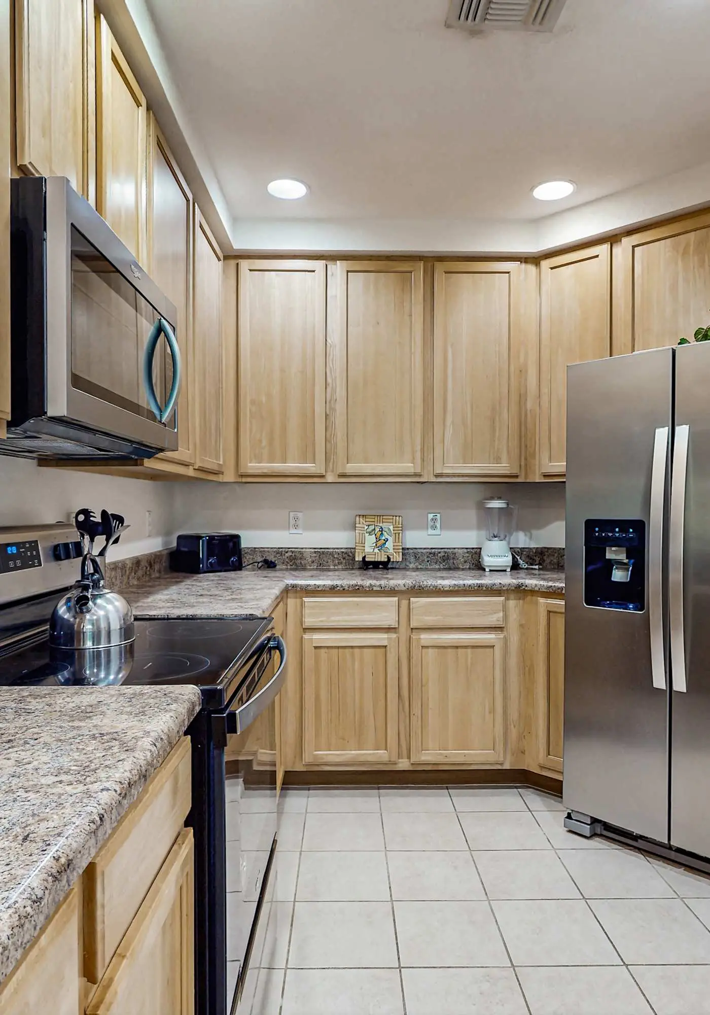 2nd floor condo w/ shared pools, balcony, sauna, gym, hot tub, near theme parks