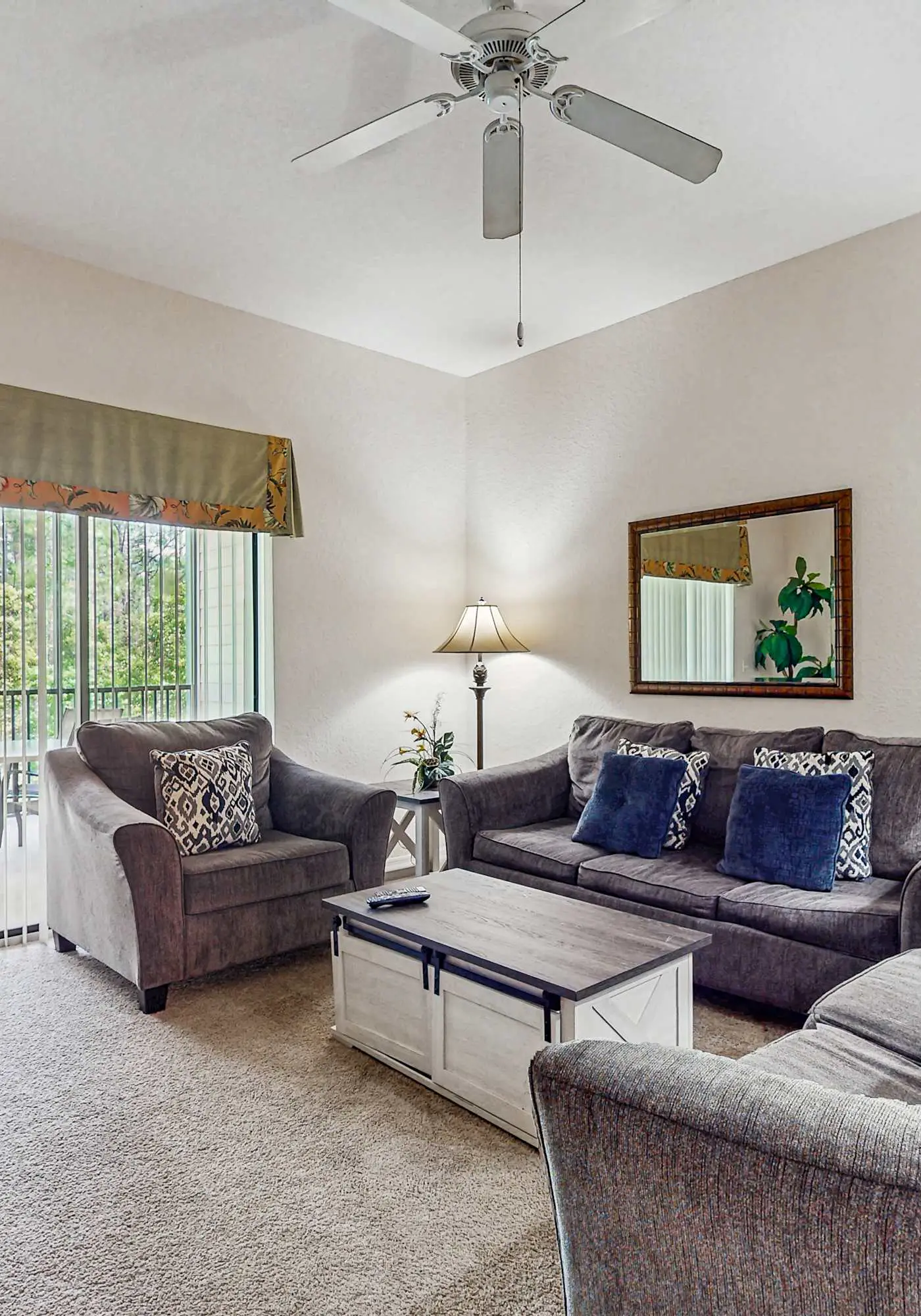 2nd floor condo w/ shared pools, balcony, sauna, gym, hot tub, near theme parks
