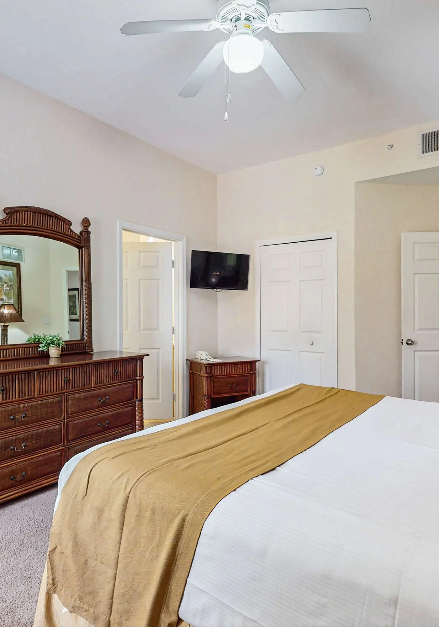 2nd floor condo w/ shared pools, balcony, sauna, gym, hot tub, near theme parks