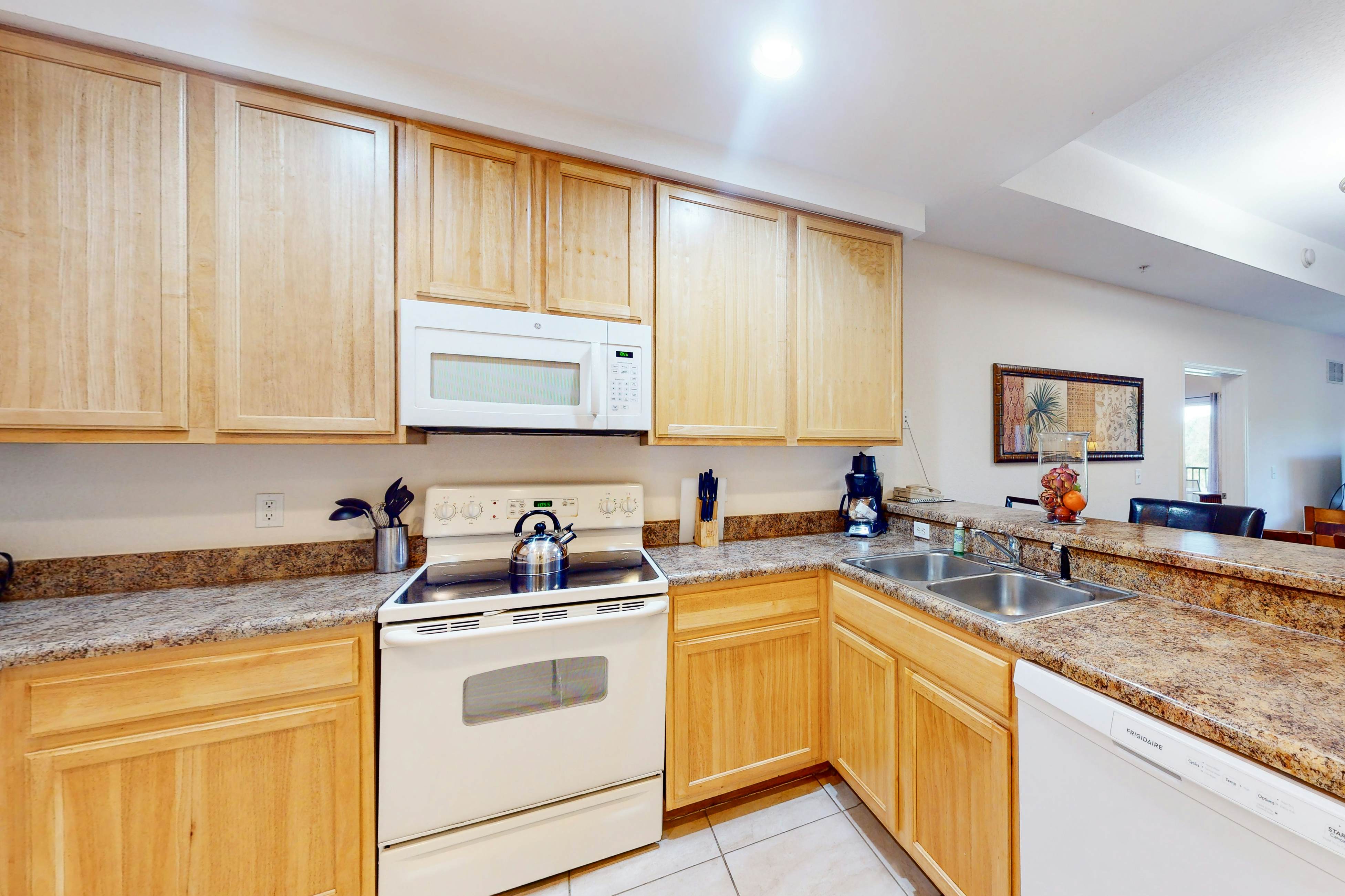 Fourth Floor Condo w/ Shared Pools, Hot Tub, Central AC - Near Theme Parks