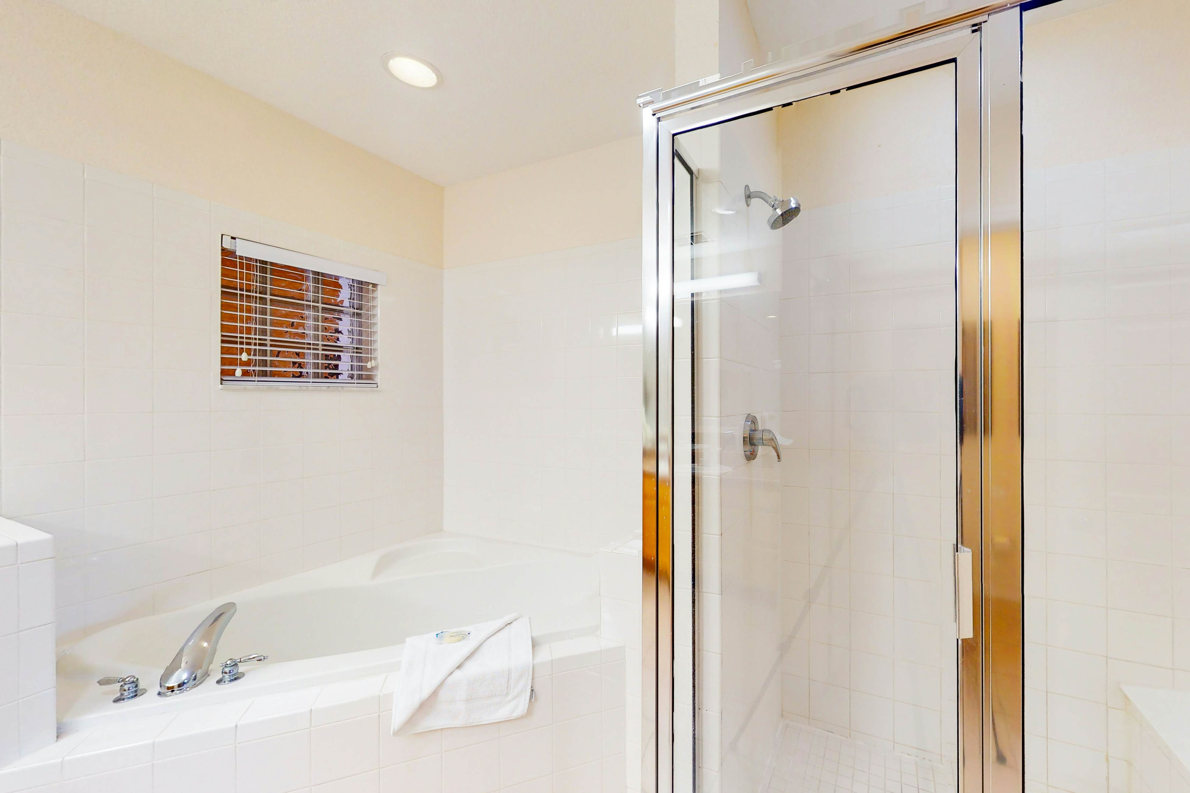 Fourth Floor Condo w/ Shared Pools, Hot Tub, Central AC - Near Theme Parks